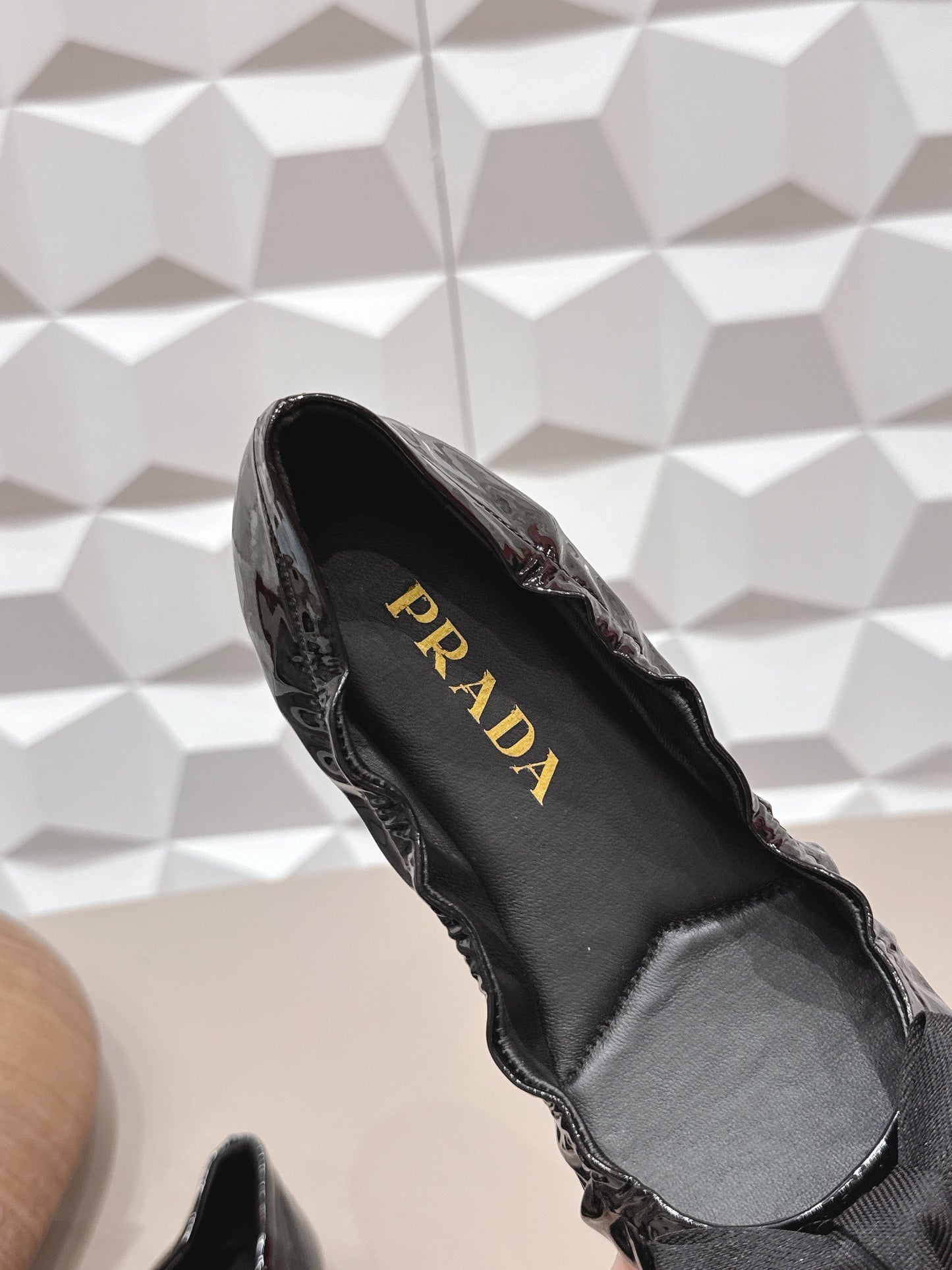 БАЛЕТКИ PRADA 26S ЗІ ЗАКРУГЛЕНИМ НОСКОМ І БАНТОМ З ЧОРНОЇ ЛАКОВАНОЇ ТЕЛЯЧОЇ ШКІРИ