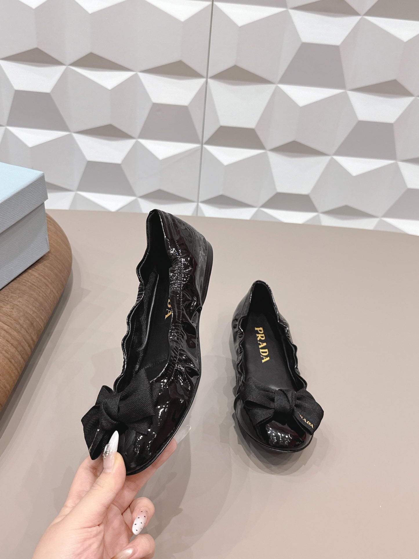 БАЛЕТКИ PRADA 26S ЗІ ЗАКРУГЛЕНИМ НОСКОМ І БАНТОМ З ЧОРНОЇ ЛАКОВАНОЇ ТЕЛЯЧОЇ ШКІРИ