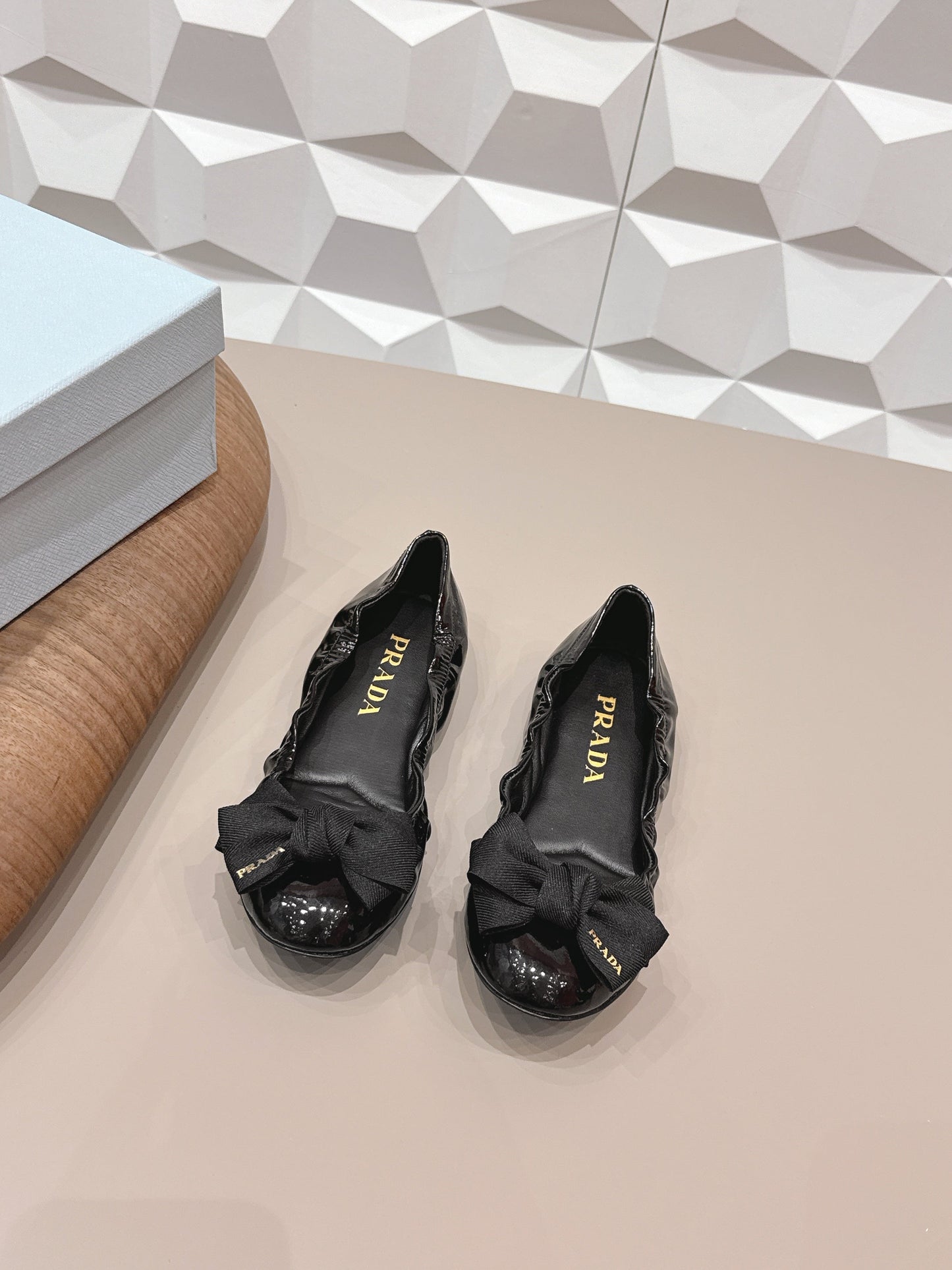 БАЛЕТКИ PRADA 26S ЗІ ЗАКРУГЛЕНИМ НОСКОМ І БАНТОМ З ЧОРНОЇ ЛАКОВАНОЇ ТЕЛЯЧОЇ ШКІРИ