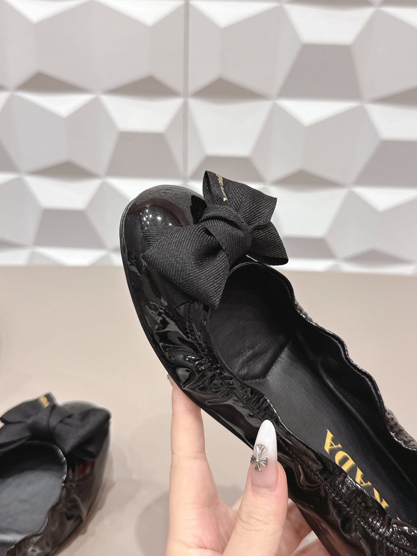 БАЛЕТКИ PRADA 26S ЗІ ЗАКРУГЛЕНИМ НОСКОМ І БАНТОМ З ЧОРНОЇ ЛАКОВАНОЇ ТЕЛЯЧОЇ ШКІРИ