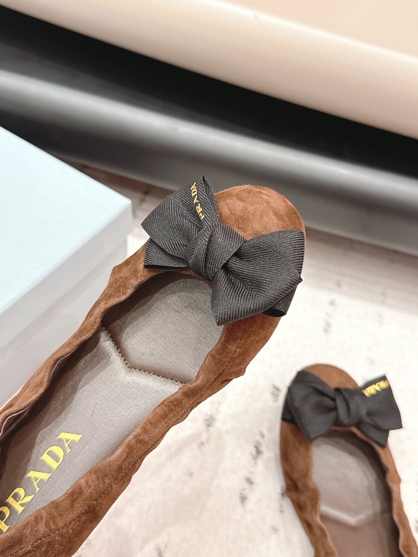 Балетки PRADA 26S із заокругленим носком та бантом, темно-коричнева замша