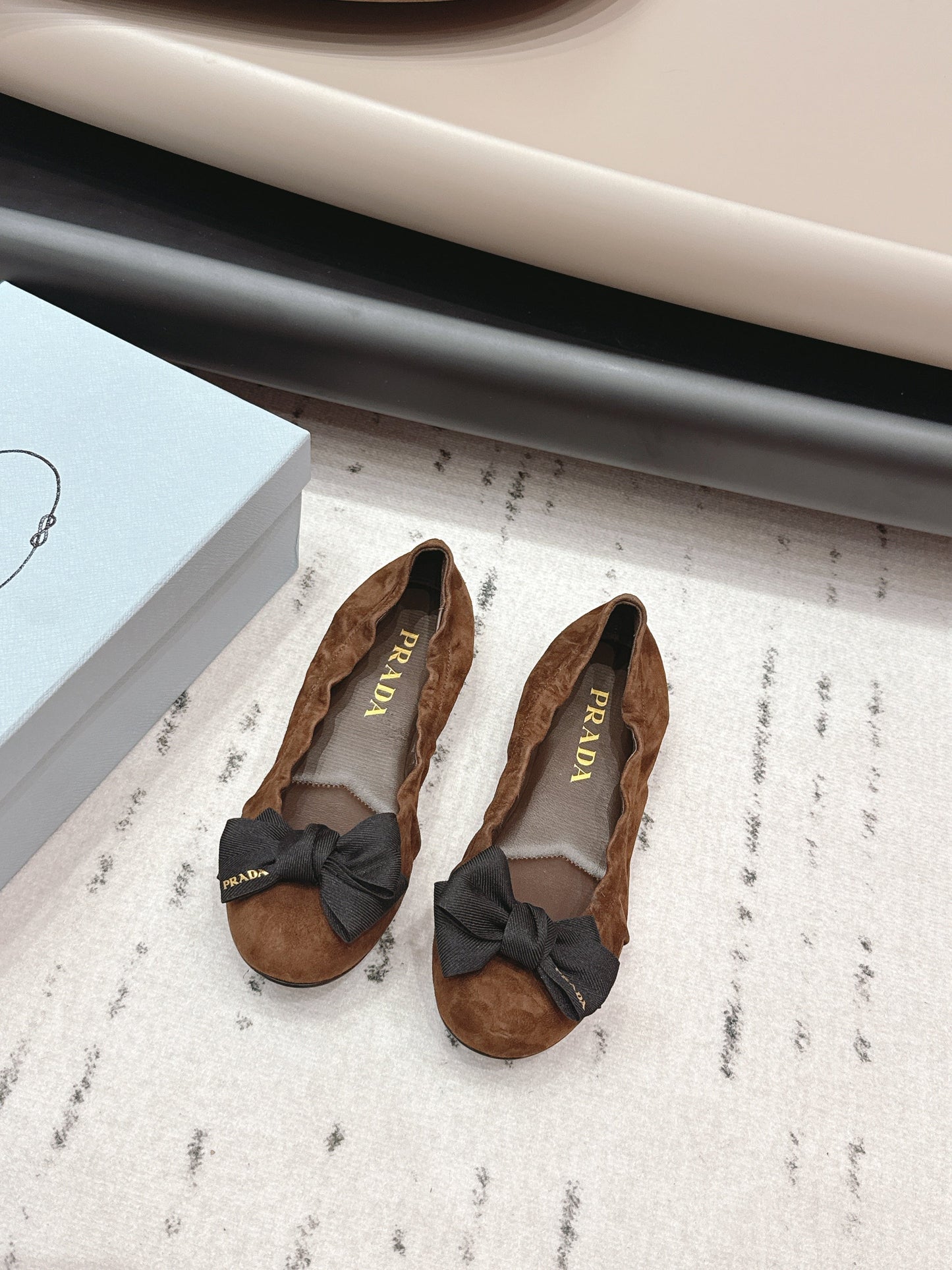 Балетки PRADA 26S із заокругленим носком та бантом, темно-коричнева замша