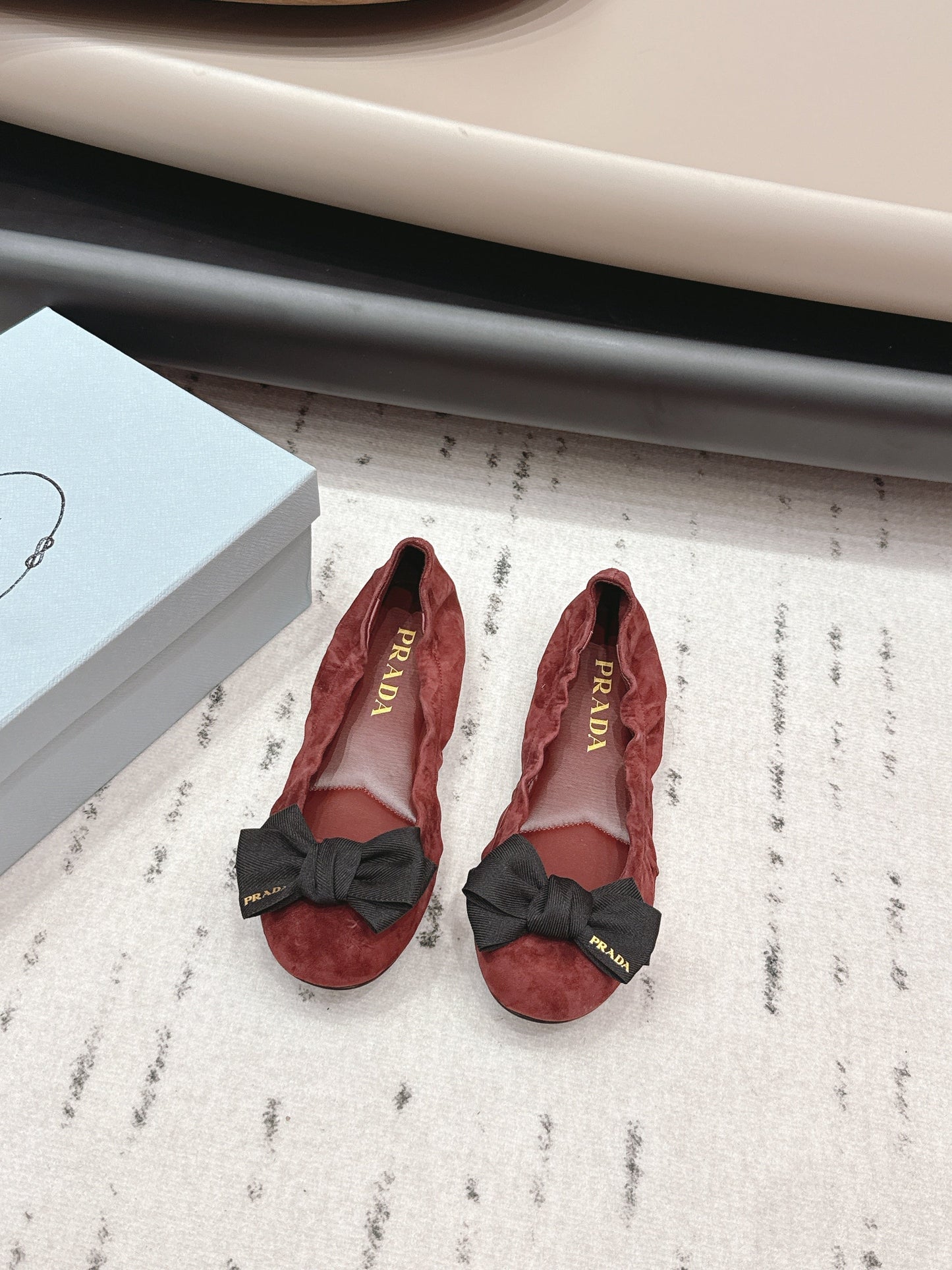 БАЛЕТКИ PRADA 26S З КРУГЛИМ НОСКОМ І БАНТОМ З ТЕМНО-ЧЕРВОНОЇ ЗАМШІ