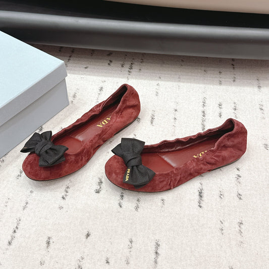 БАЛЕТКИ PRADA 26S З КРУГЛИМ НОСКОМ І БАНТОМ З ТЕМНО-ЧЕРВОНОЇ ЗАМШІ