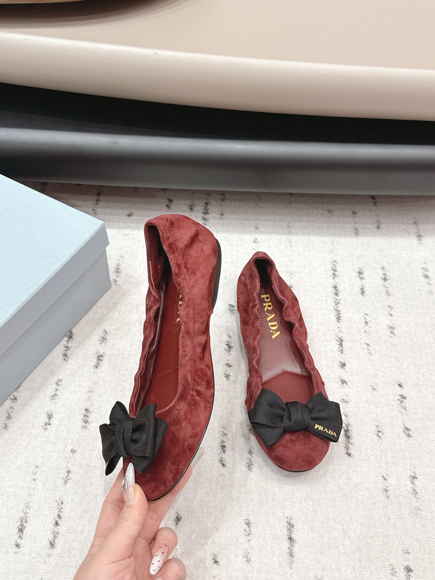БАЛЕТКИ PRADA 26S З КРУГЛИМ НОСКОМ І БАНТОМ З ТЕМНО-ЧЕРВОНОЇ ЗАМШІ