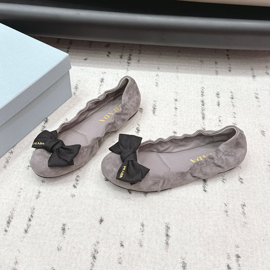 БАЛЕТКИ PRADA 26S З КРУГЛИМ НОСОМ ТА БАНТОМ З КОРИЧНЕВО-СІРОЇ ЗАМШІ