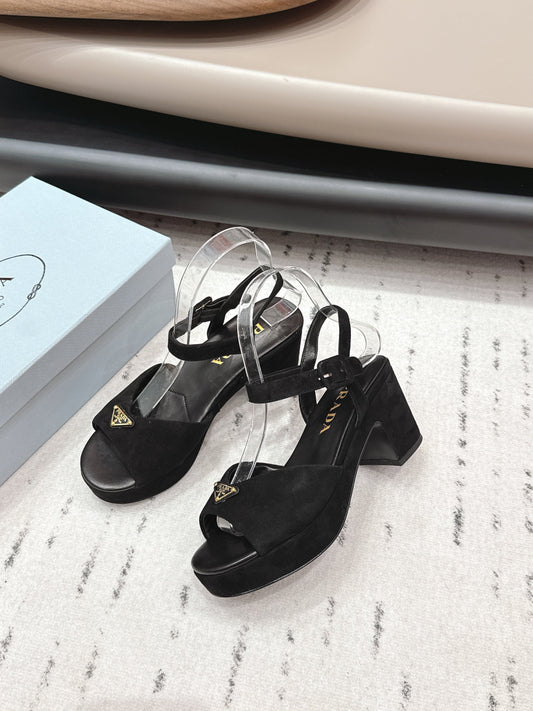 Босоніжки PRADA 26S на підборах 75 мм з чорної замші з логотипом