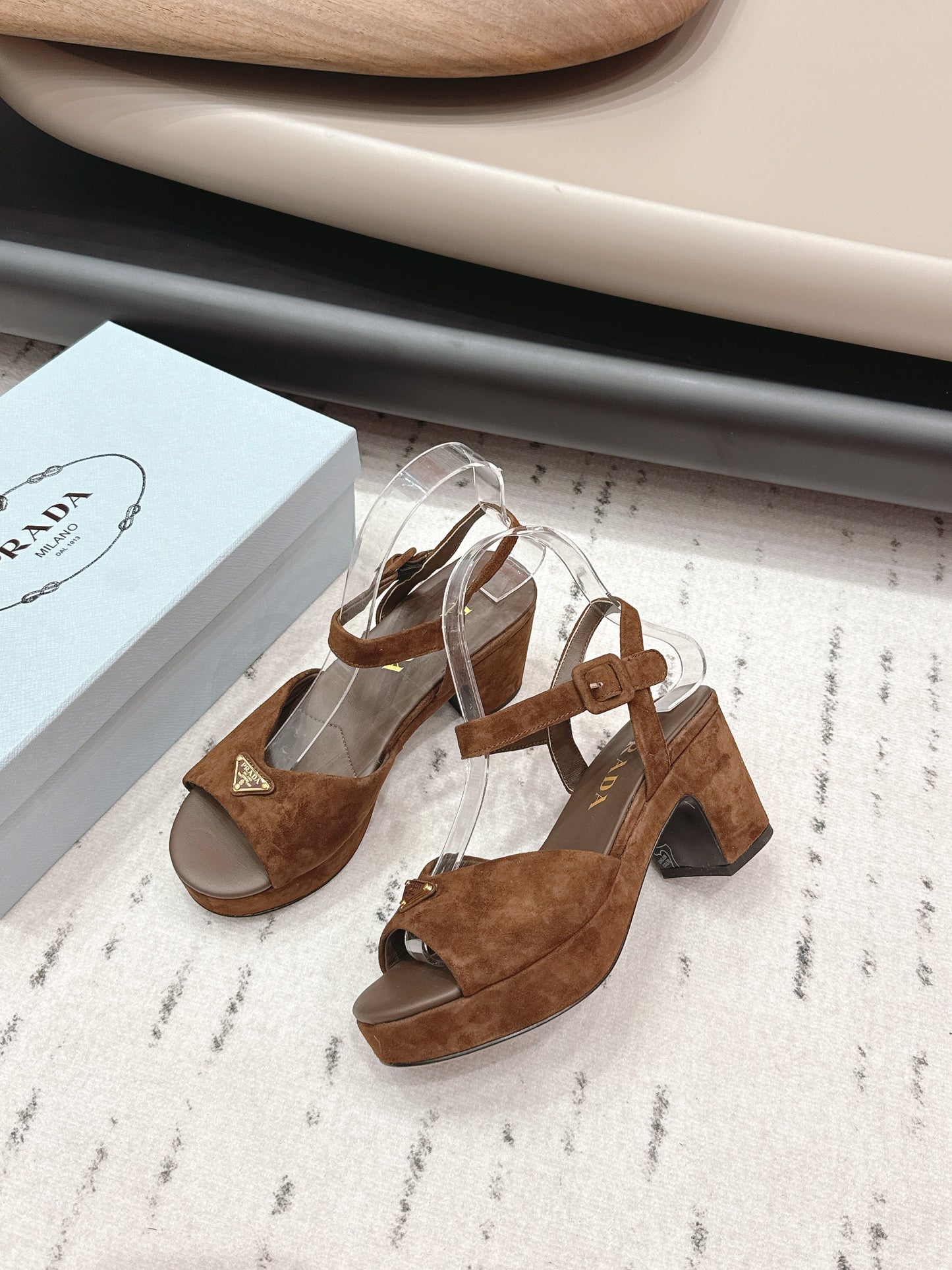 БОСОНІЖКИ PRADA 26S НА ПІДБОРАХ 75 ММ З КОРИЧНЕВОЇ ЗАМШІ З ЛОГОТИПОМ