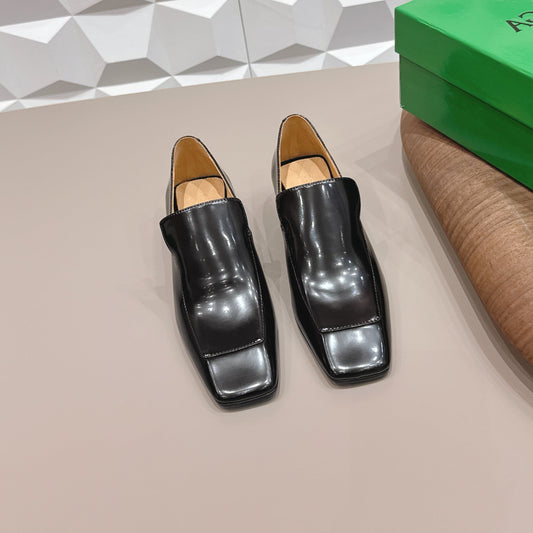 BOTTEGA VENETA 26S ЛОФЕРИ VENTURA 40 ММ ЧОРНА ГЛЯНЦЕВА ТЕЛЯЧА ШКІРА