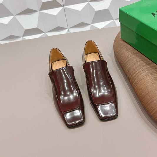 BOTTEGA VENETA 26S ЛОФЕРИ VENTURA 40 ММ З КОРИЧНЕВОЇ БЛИСКУЧОЇ ТЕЛЯЧОЇ ШКІРИ