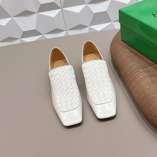 ЛОФЕРИ BOTTEGA VENETA 26S VENTURA 40 ММ З БІЛОЇ ШКІРИ ТЕЛЯТИ INTRECCIATO
