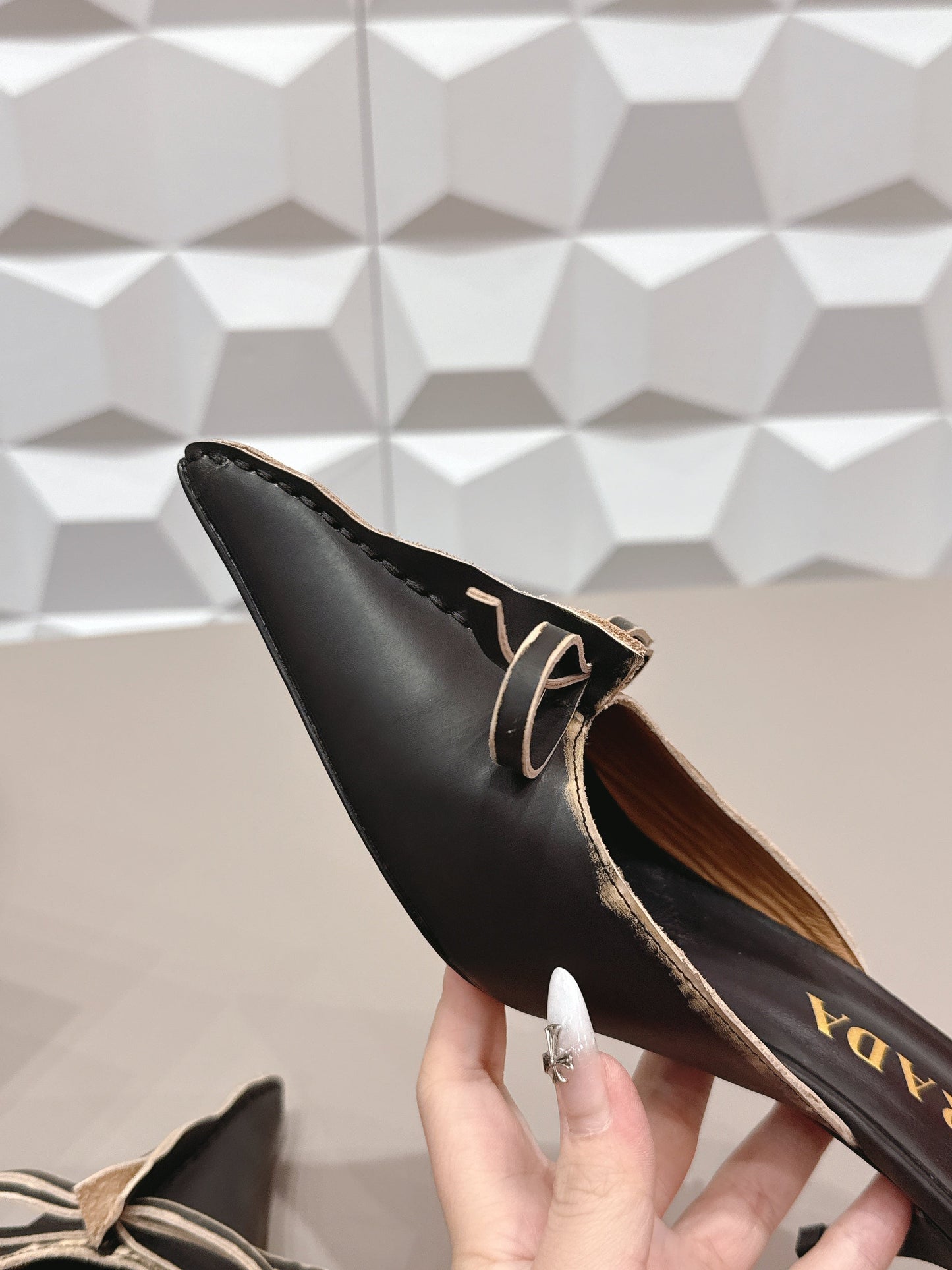 MULE PRADA 26S З ЗАГОСТРЕНИМ НОСКОМ, МЕРЕЖИВОМ ТА БАНТОМ, 55 ММ, ЧОРНА ТЕЛЯЧА ШКІРА
