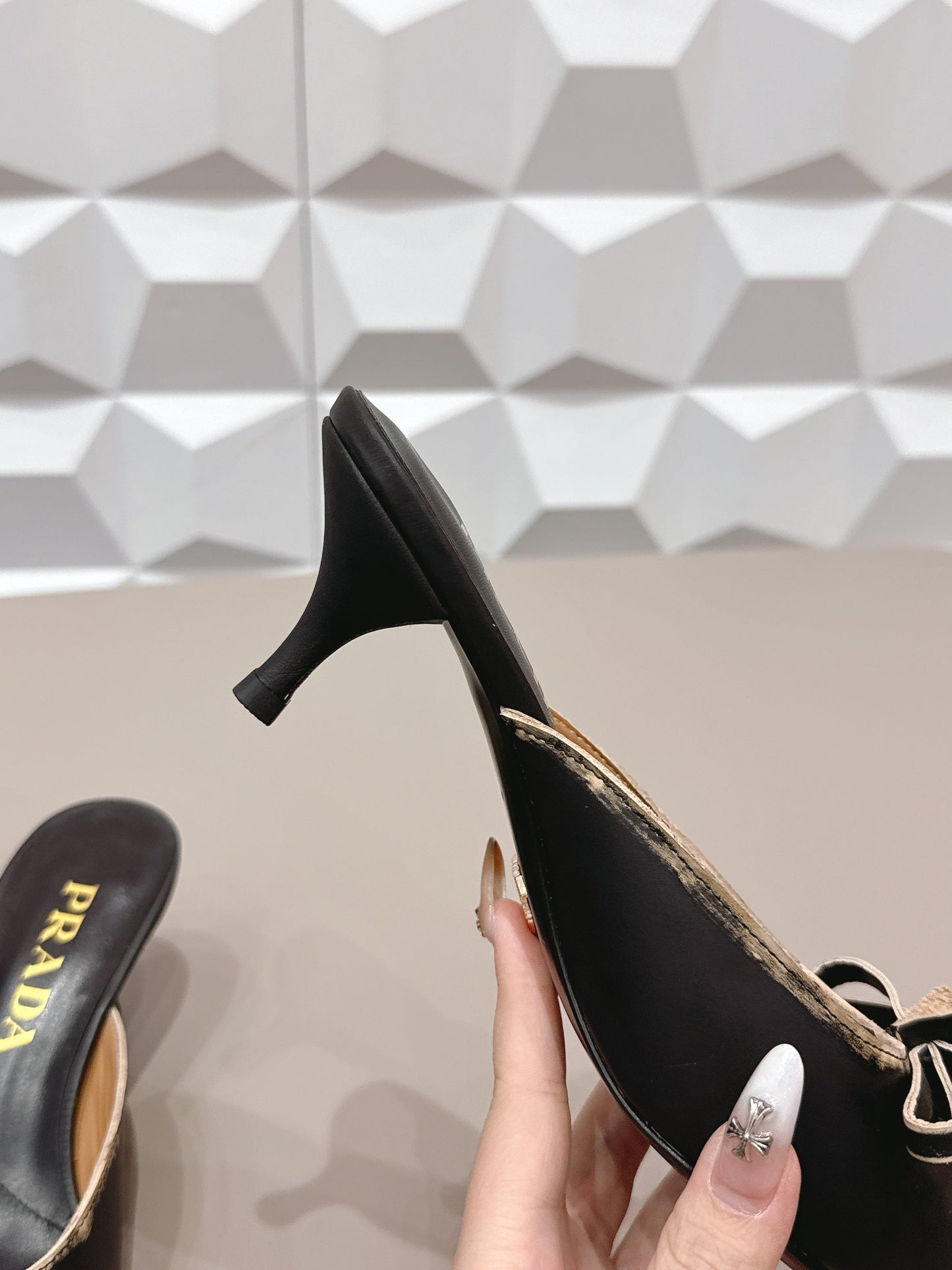 MULE PRADA 26S З ЗАГОСТРЕНИМ НОСКОМ, МЕРЕЖИВОМ ТА БАНТОМ, 55 ММ, ЧОРНА ТЕЛЯЧА ШКІРА