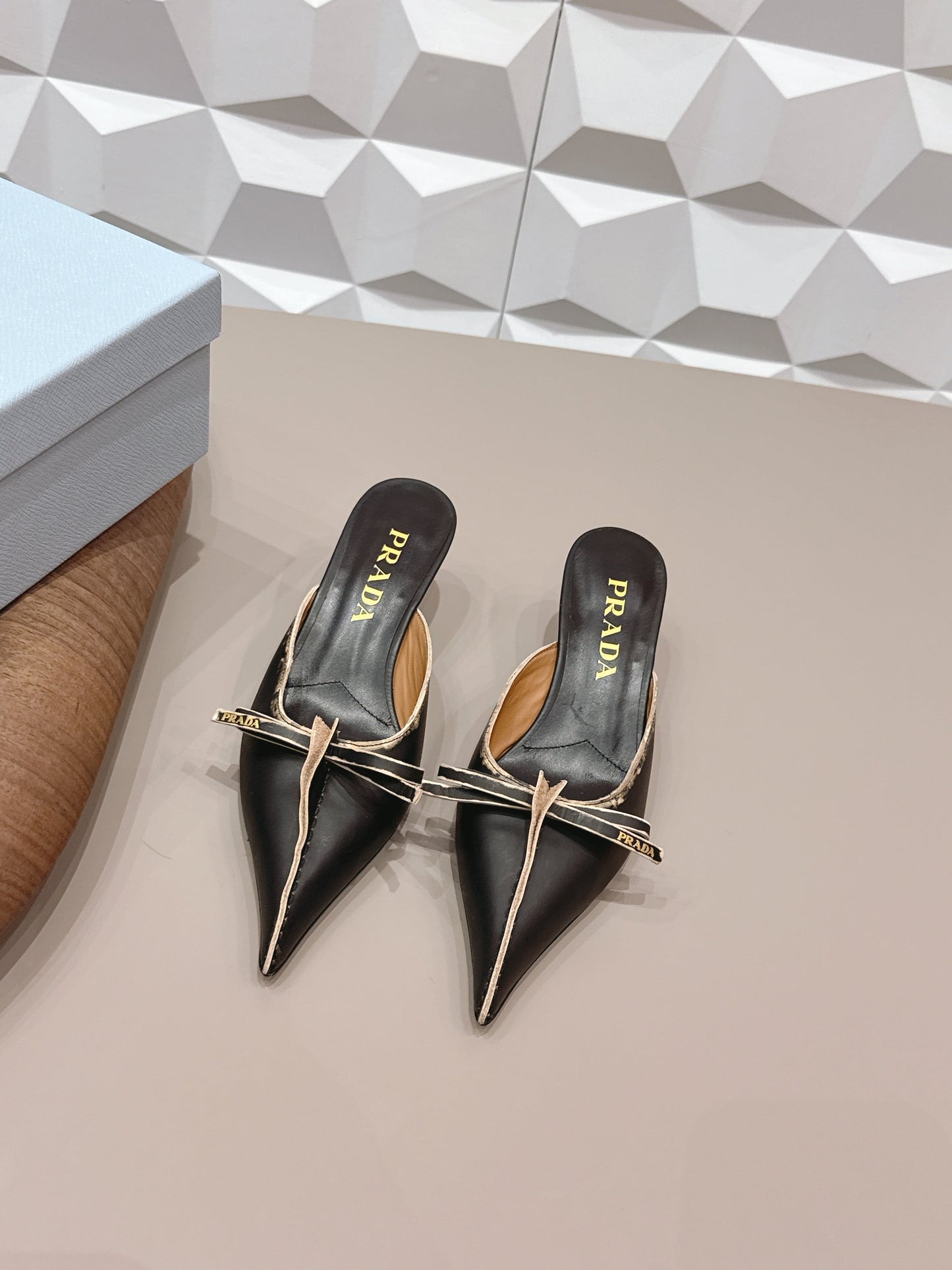MULE PRADA 26S З ЗАГОСТРЕНИМ НОСКОМ, МЕРЕЖИВОМ ТА БАНТОМ, 55 ММ, ЧОРНА ТЕЛЯЧА ШКІРА