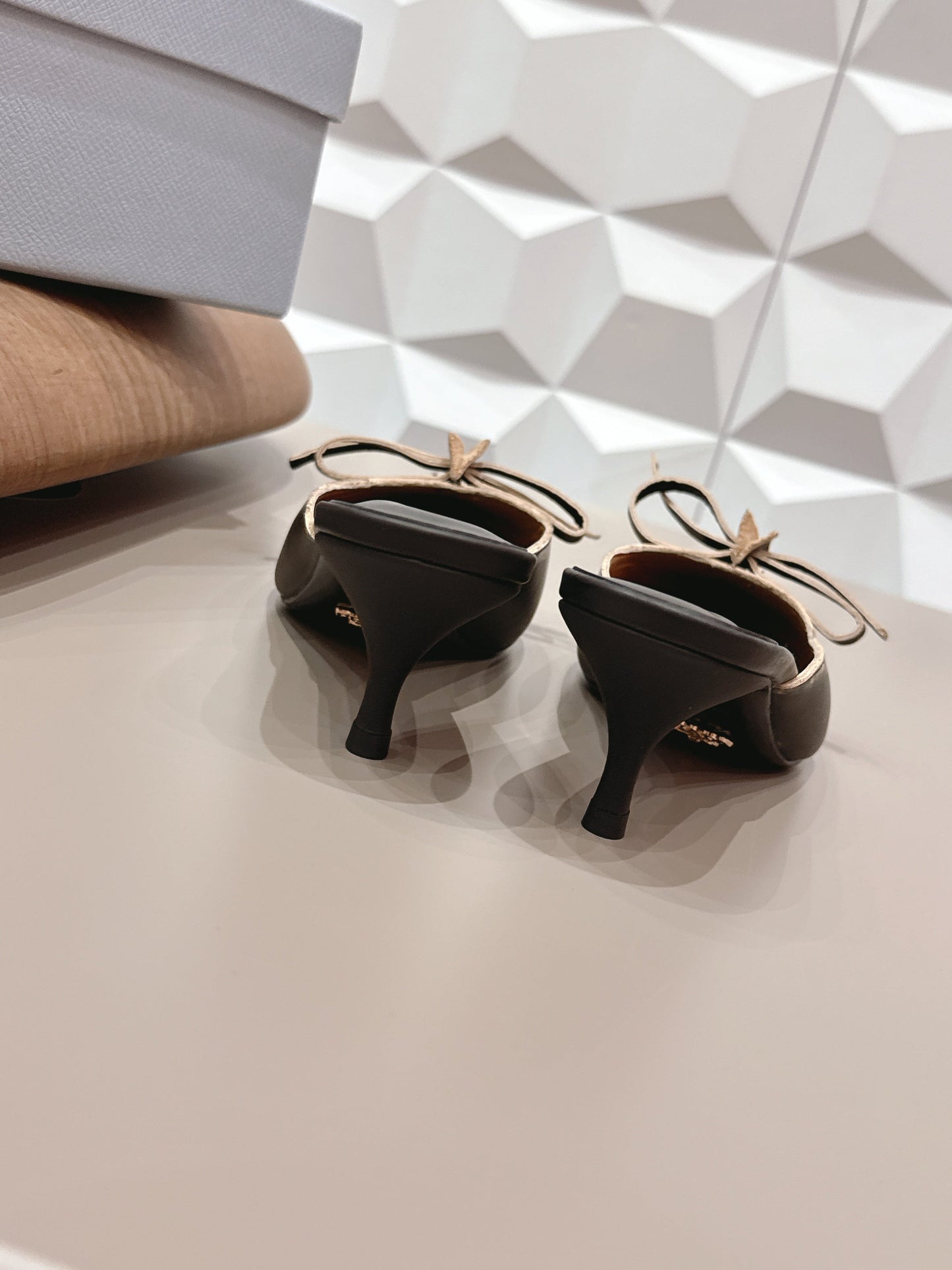 MULE PRADA 26S З ЗАГОСТРЕНИМ НОСКОМ, МЕРЕЖИВОМ ТА БАНТОМ, 55 ММ, ЧОРНА ТЕЛЯЧА ШКІРА