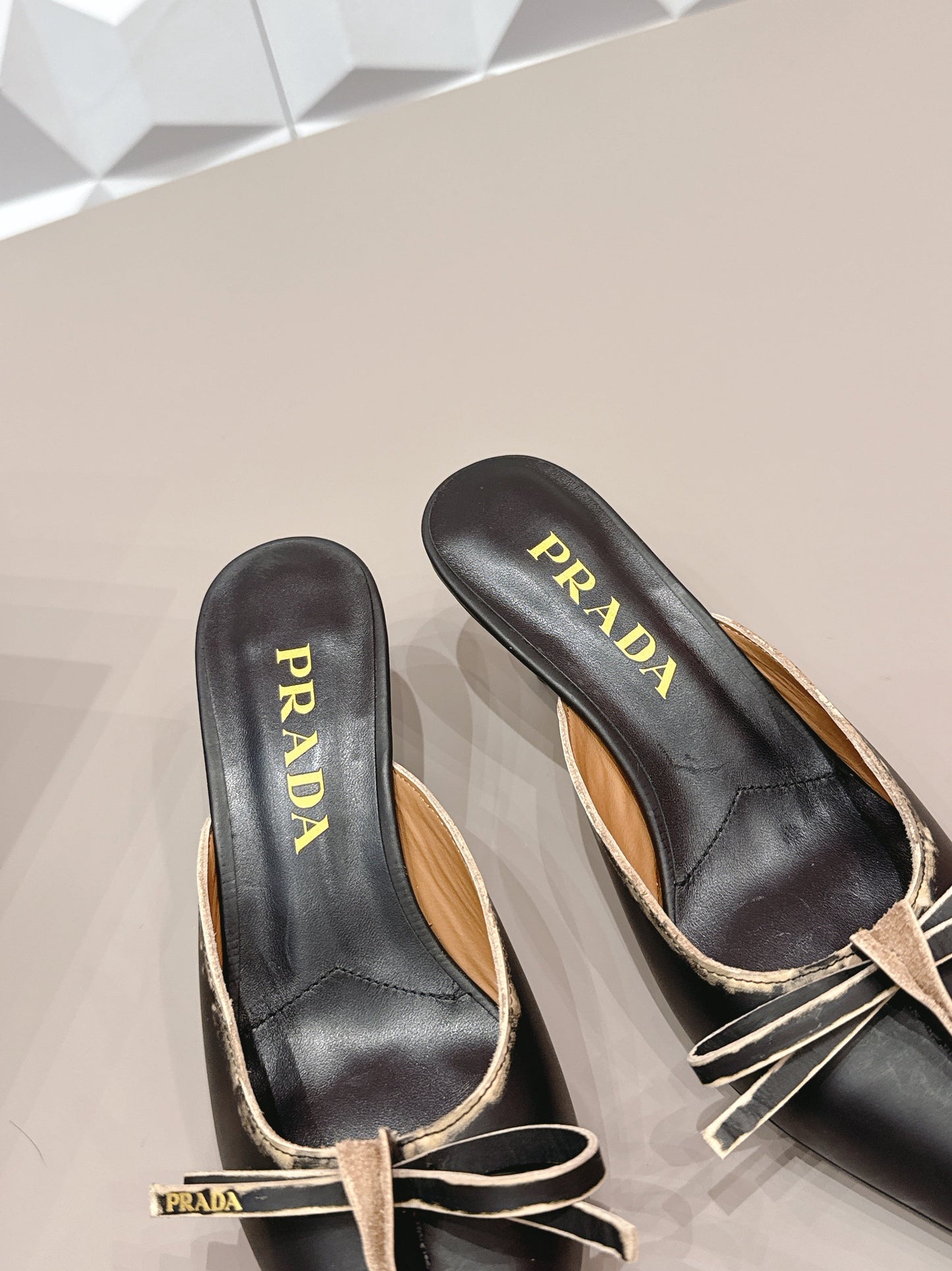 MULE PRADA 26S З ЗАГОСТРЕНИМ НОСКОМ, МЕРЕЖИВОМ ТА БАНТОМ, 55 ММ, ЧОРНА ТЕЛЯЧА ШКІРА