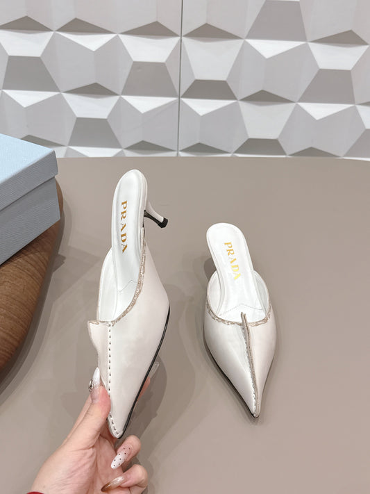 Мюлі PRADA 26S З ЗАГОСТРЕНИМ НОСКОМ ТА МЕРЕЖИВНОЮ ОБРОБКОЮ 55 ММ З ТЕЛЯЧОЇ ШКІРИ КРЕМОВО-БІЛОГО КОЛЬОРУ
