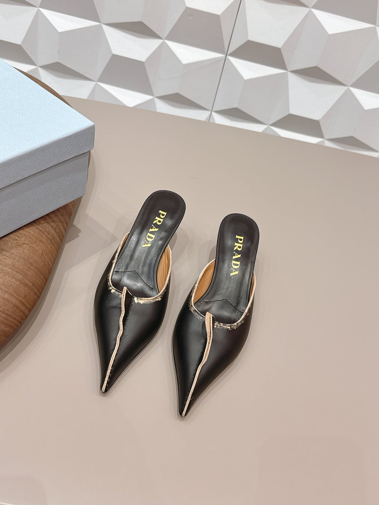 МЮЛІ PRADA 26S З ГОСТРИМ НОСКОМ І МЕРЕЖИВОМ, 55 ММ, ЧОРНА ТЕЛЯЧА ШКІРА