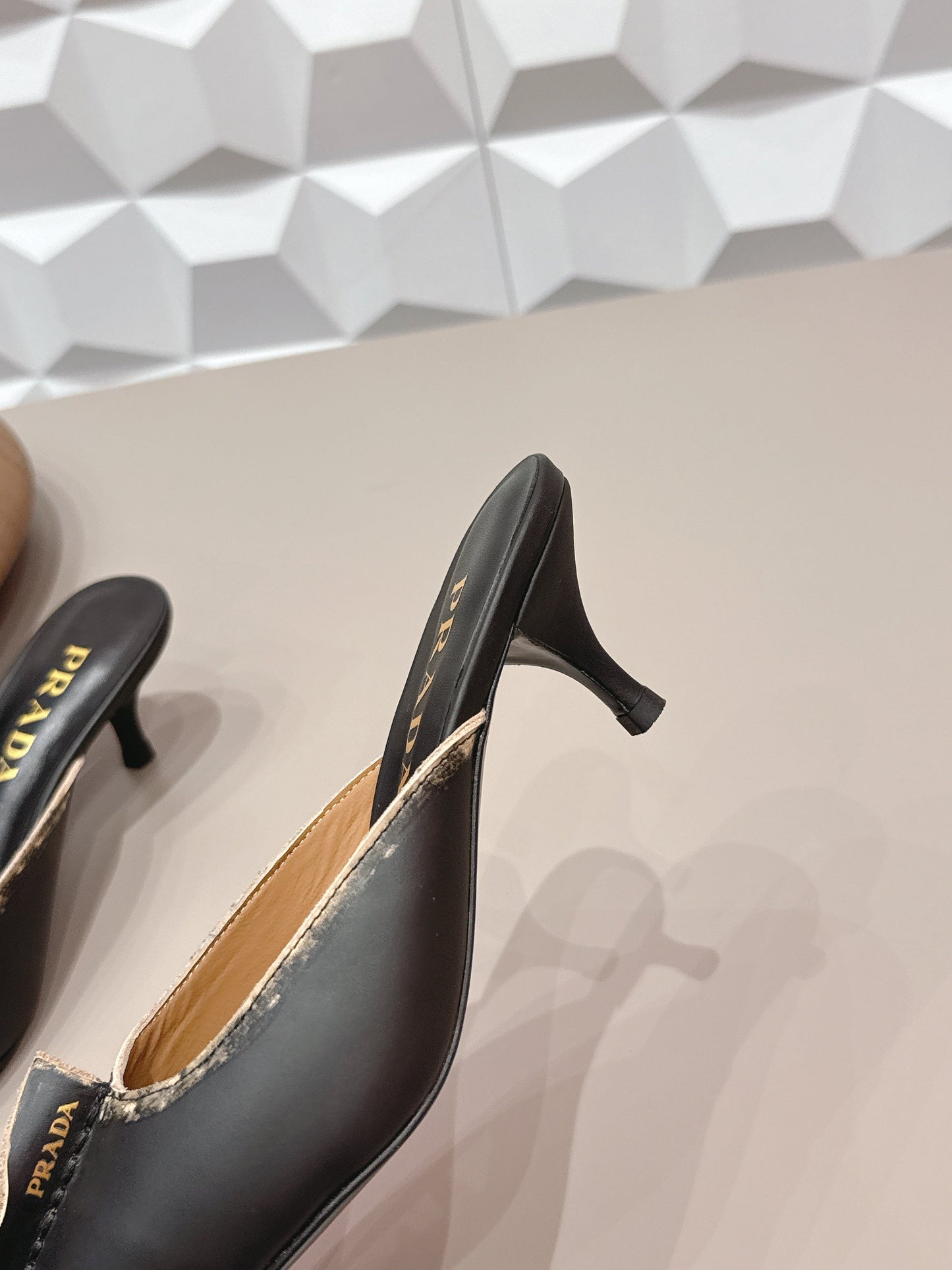 МЮЛІ PRADA 26S З ГОСТРИМ НОСКОМ І МЕРЕЖИВОМ, 55 ММ, ЧОРНА ТЕЛЯЧА ШКІРА