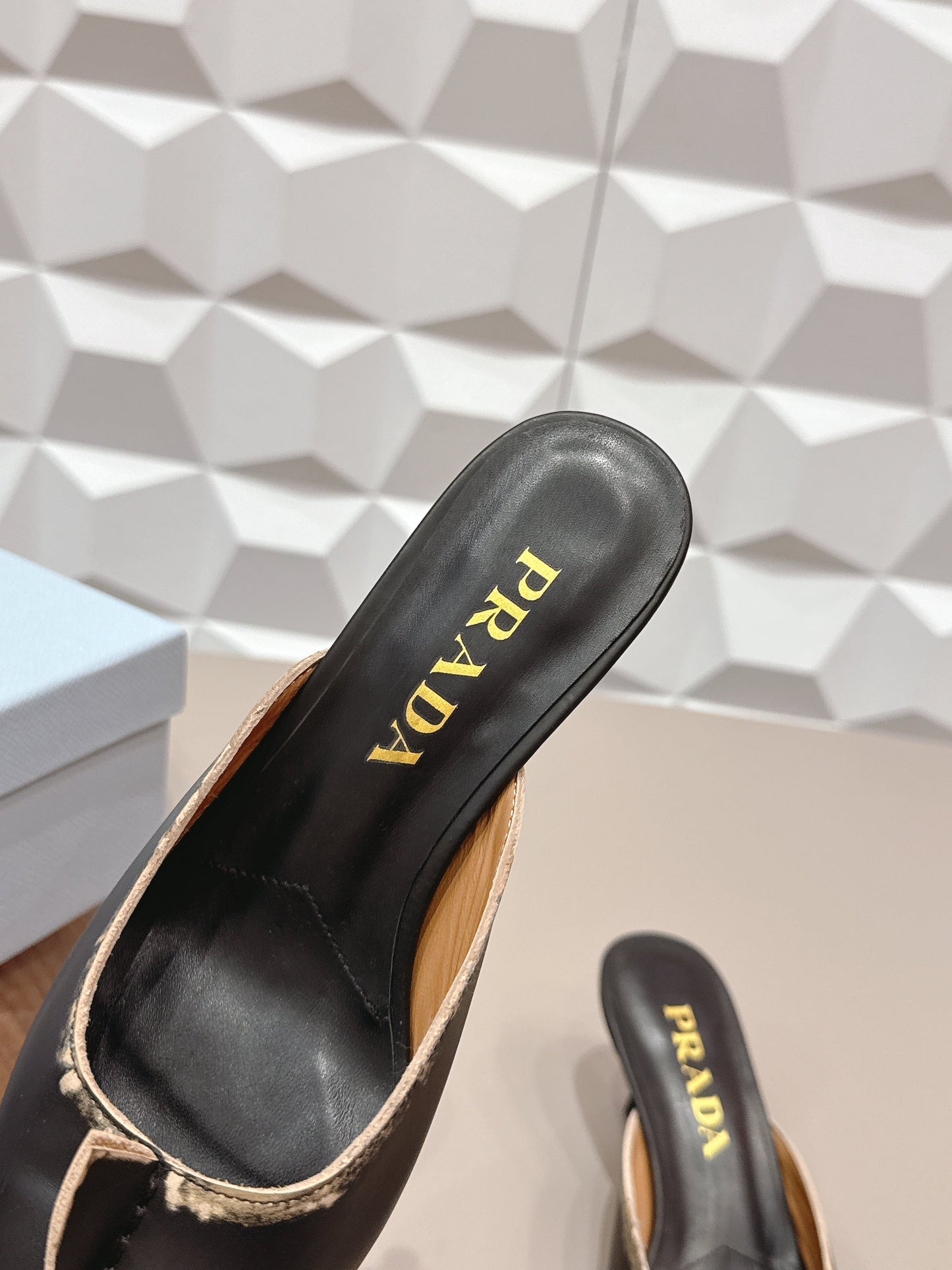 МЮЛІ PRADA 26S З ГОСТРИМ НОСКОМ І МЕРЕЖИВОМ, 55 ММ, ЧОРНА ТЕЛЯЧА ШКІРА