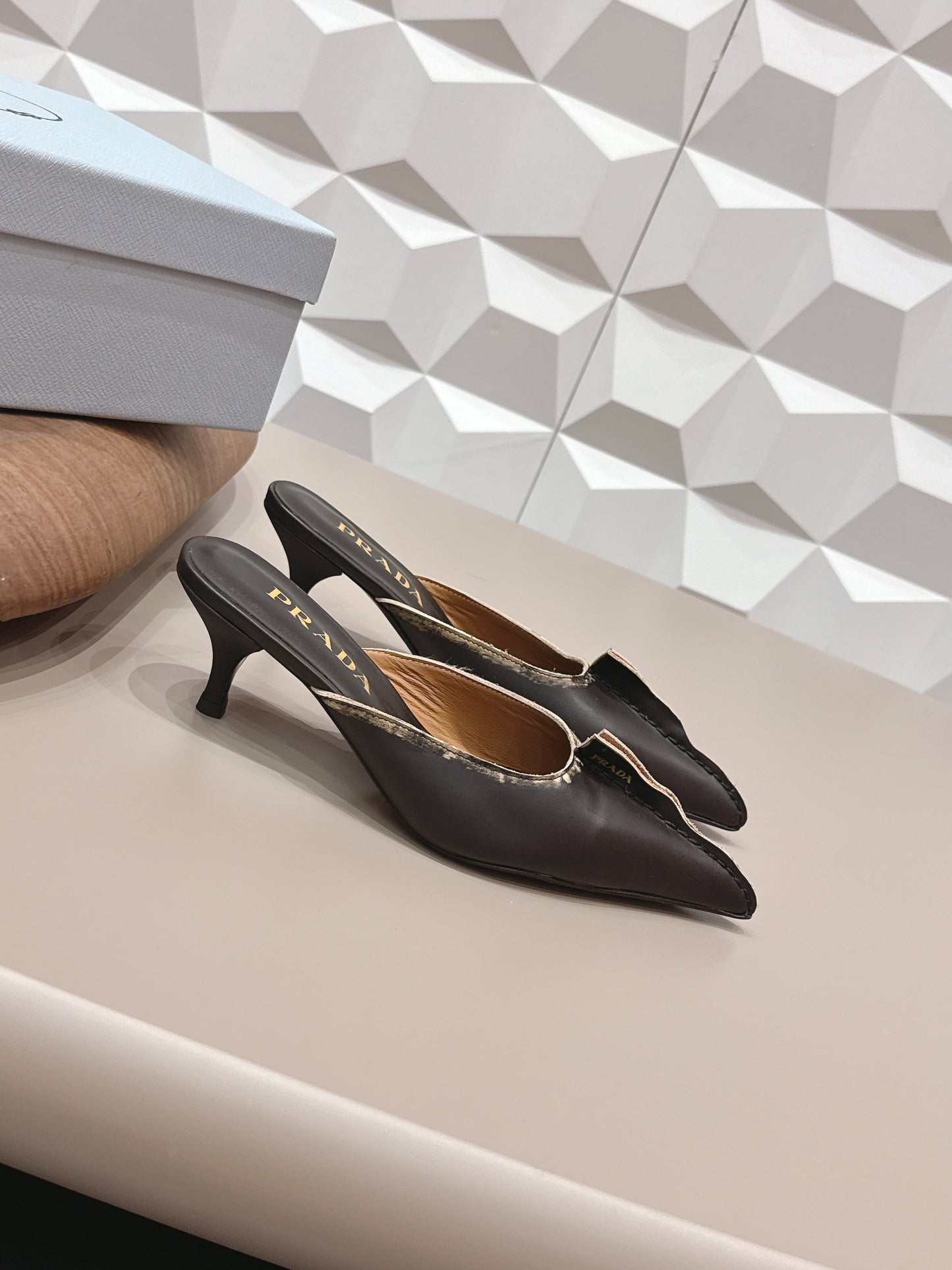 МЮЛІ PRADA 26S З ГОСТРИМ НОСКОМ І МЕРЕЖИВОМ, 55 ММ, ЧОРНА ТЕЛЯЧА ШКІРА