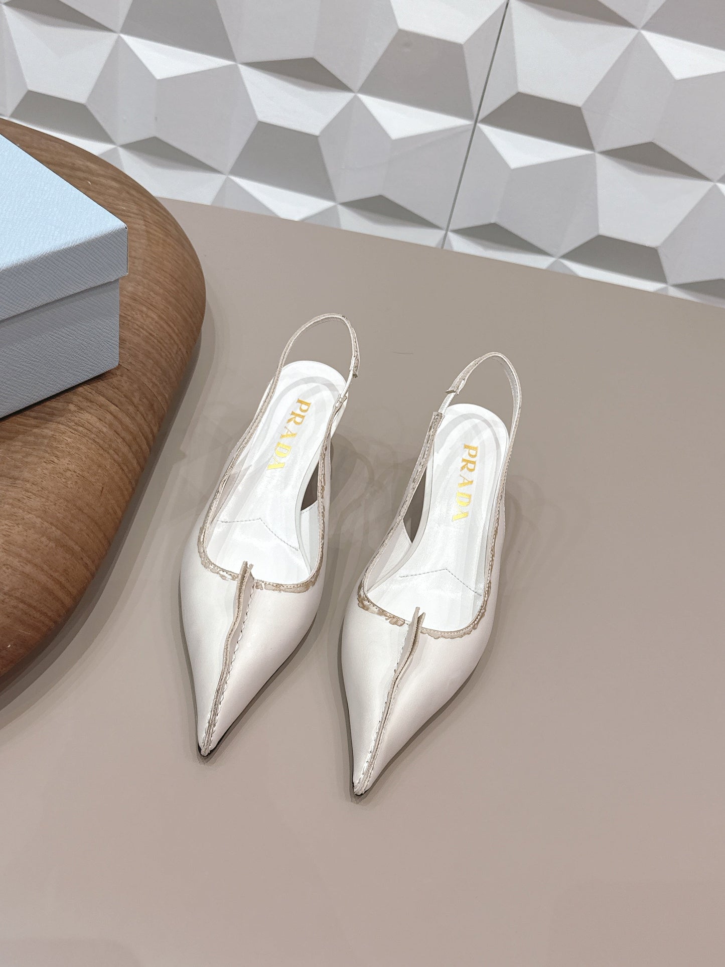 Витончені босоніжки PRADA 26S на підборах 55 мм зі шкіри теляти кремово-білого кольору