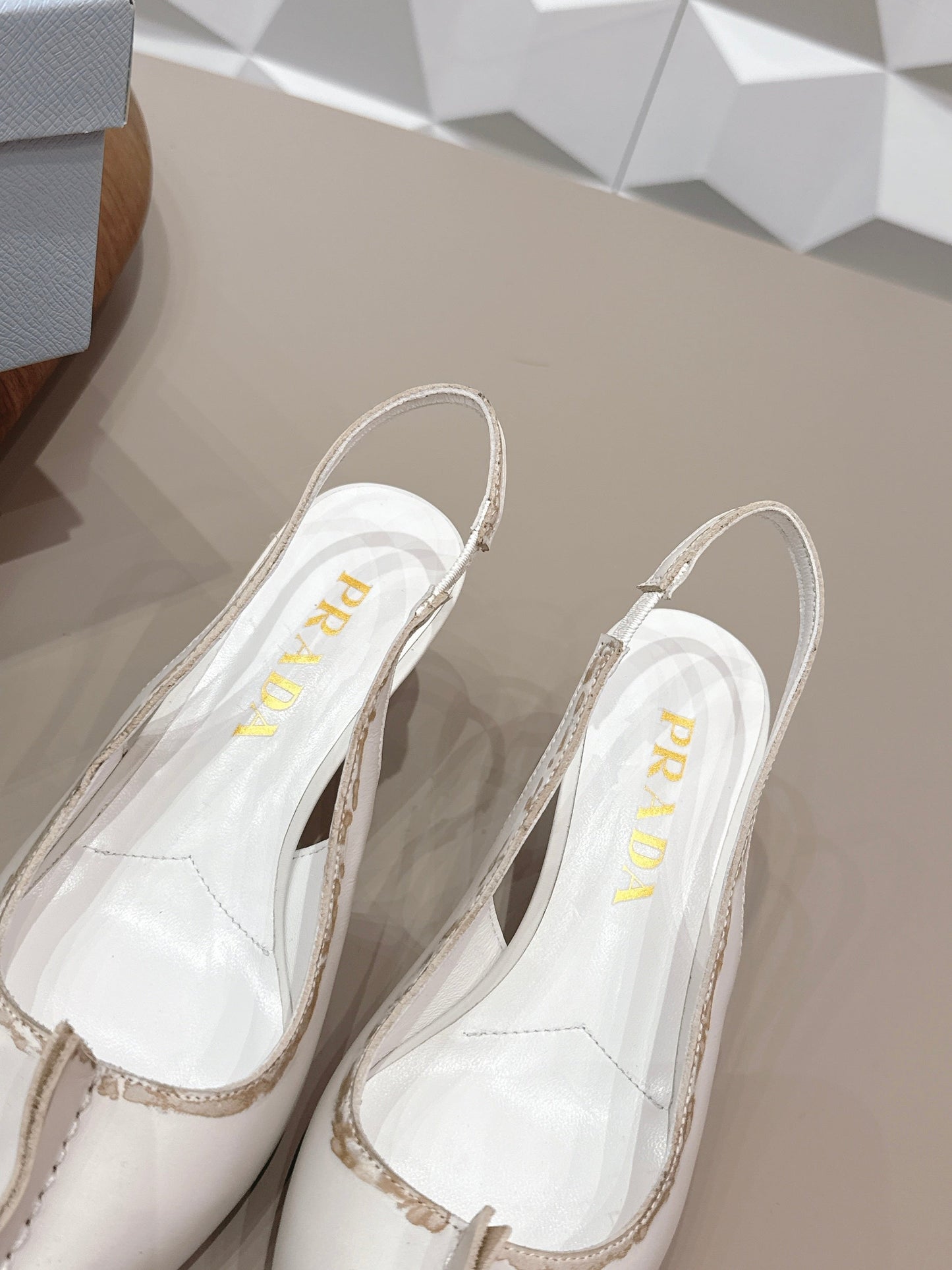 Витончені босоніжки PRADA 26S на підборах 55 мм зі шкіри теляти кремово-білого кольору