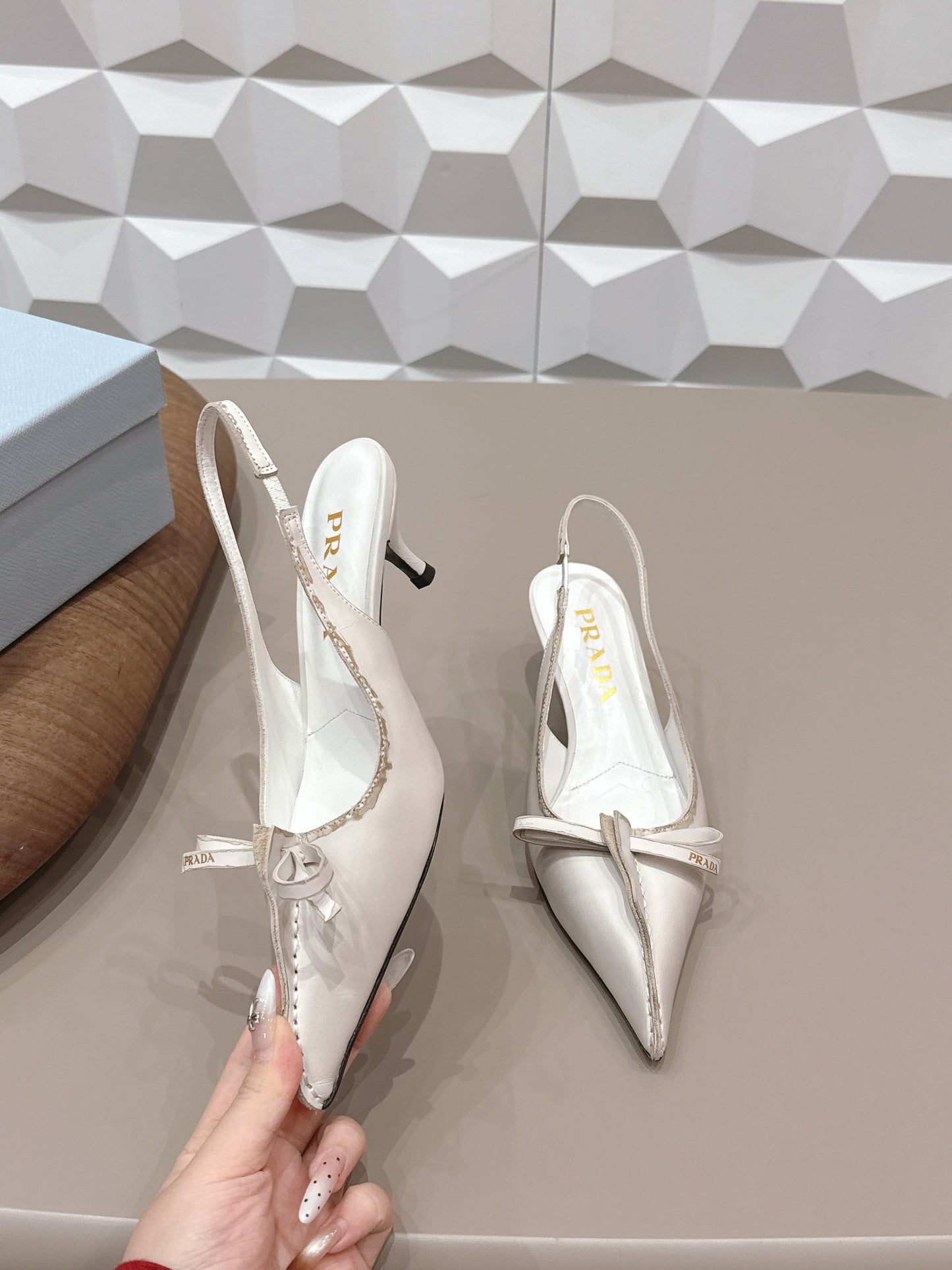 PRADA 26S ГОСТРОНОСІ ТУФЛІ-СЛІНГБЕКИ НА ПІДБОРАХ 55 ММ З КРЕМОВО-БІЛОЇ ТЕЛЯЧОЇ ШКІРИ З БАНТОМ
