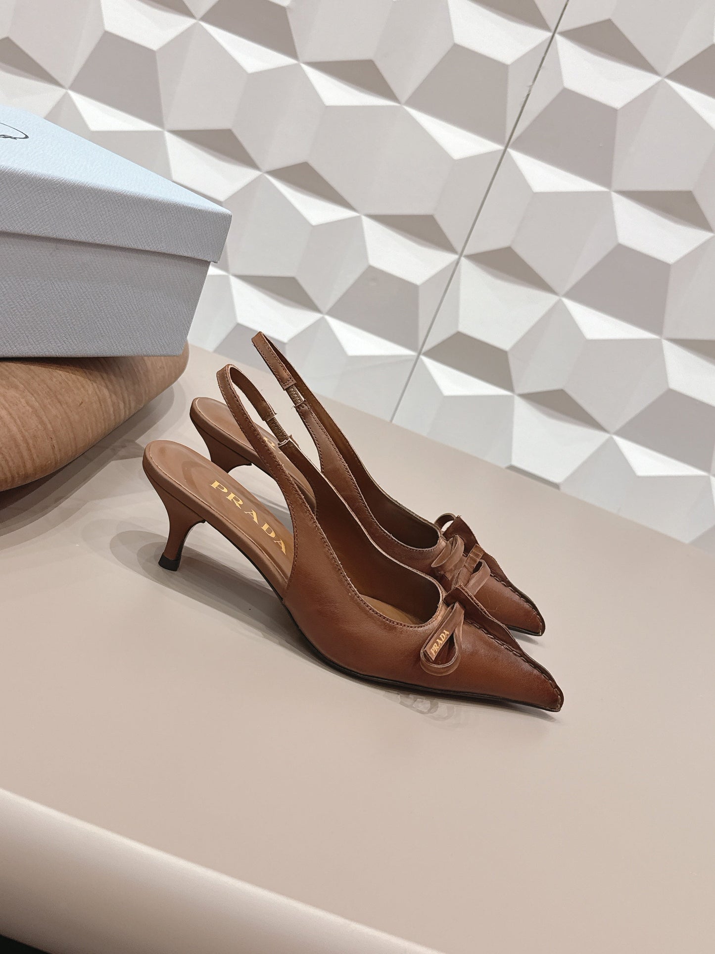 PRADA 26S ГОСТРОНОСІ ТУФЛІ-СЛІНГБЕКИ НА ВИСОКИХ ПІДБОРАХ 55 ММ З КОРИЧНЕВОЇ ТЕЛЯЧОЇ ШКІРИ З БАНТОМ