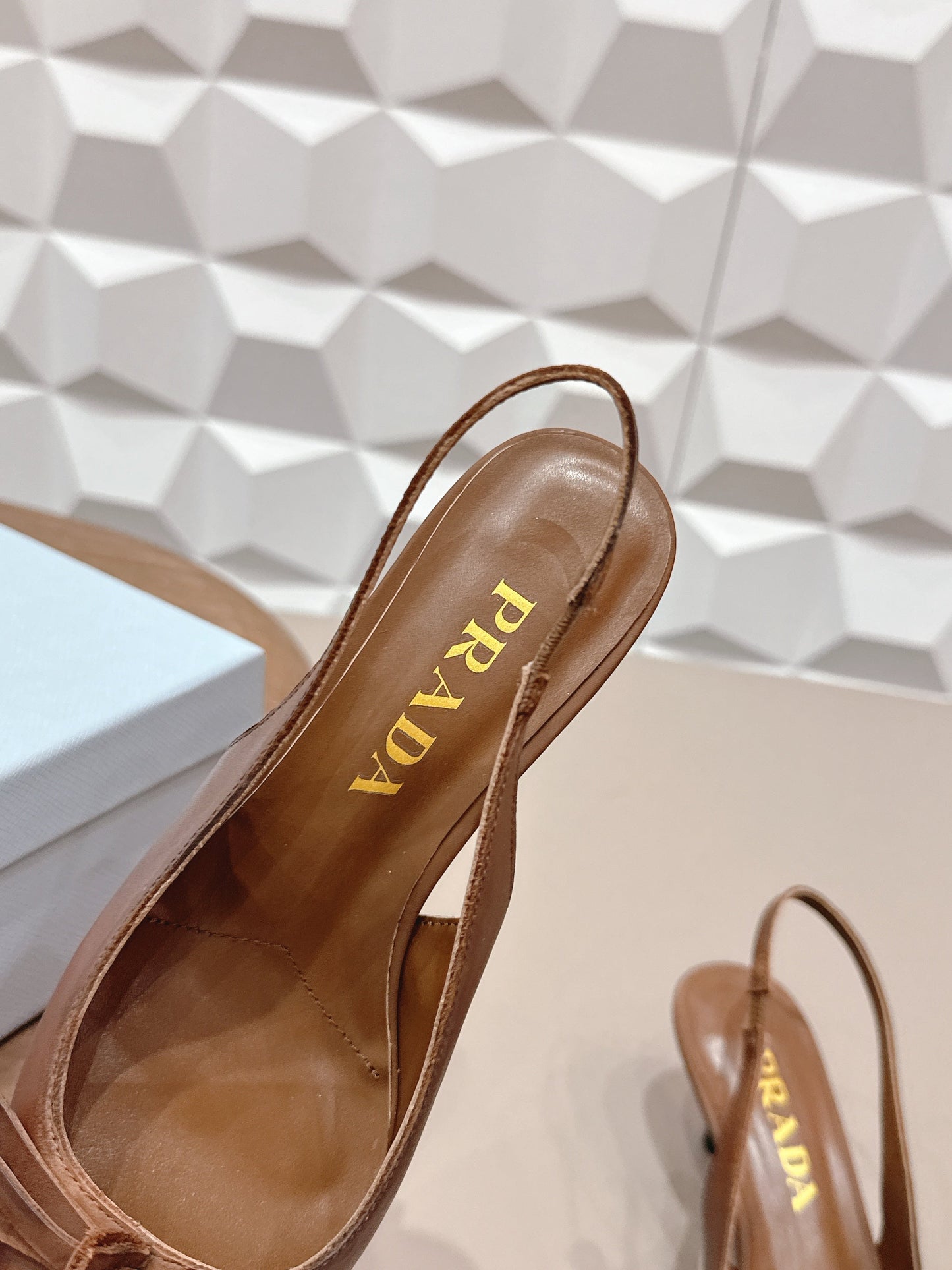 PRADA 26S ГОСТРОНОСІ ТУФЛІ-СЛІНГБЕКИ НА ВИСОКИХ ПІДБОРАХ 55 ММ З КОРИЧНЕВОЇ ТЕЛЯЧОЇ ШКІРИ З БАНТОМ