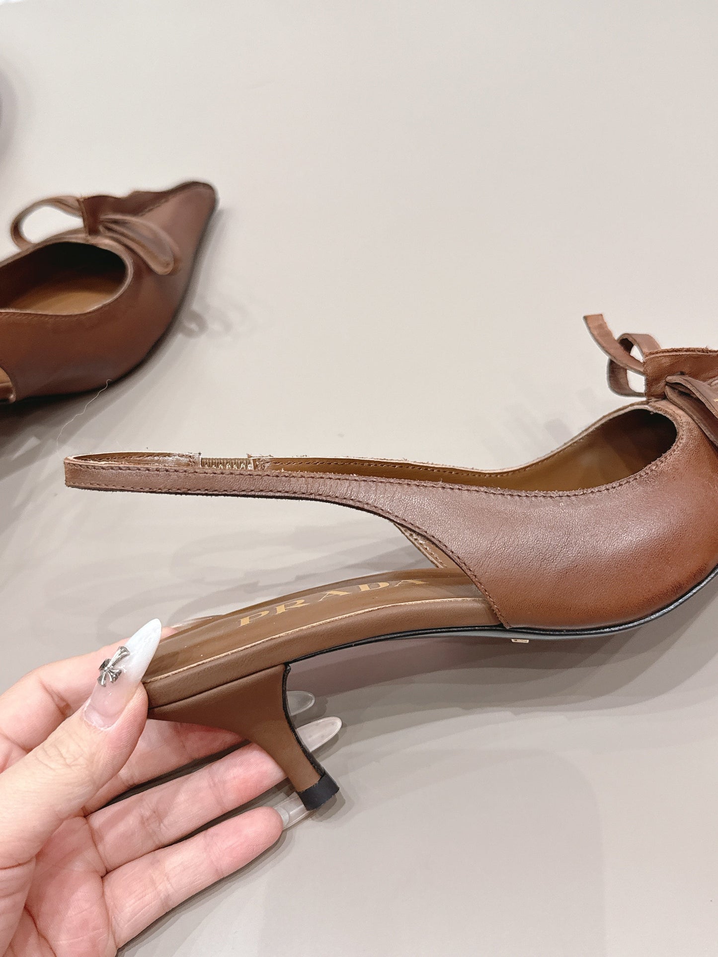 PRADA 26S ГОСТРОНОСІ ТУФЛІ-СЛІНГБЕКИ НА ВИСОКИХ ПІДБОРАХ 55 ММ З КОРИЧНЕВОЇ ТЕЛЯЧОЇ ШКІРИ З БАНТОМ