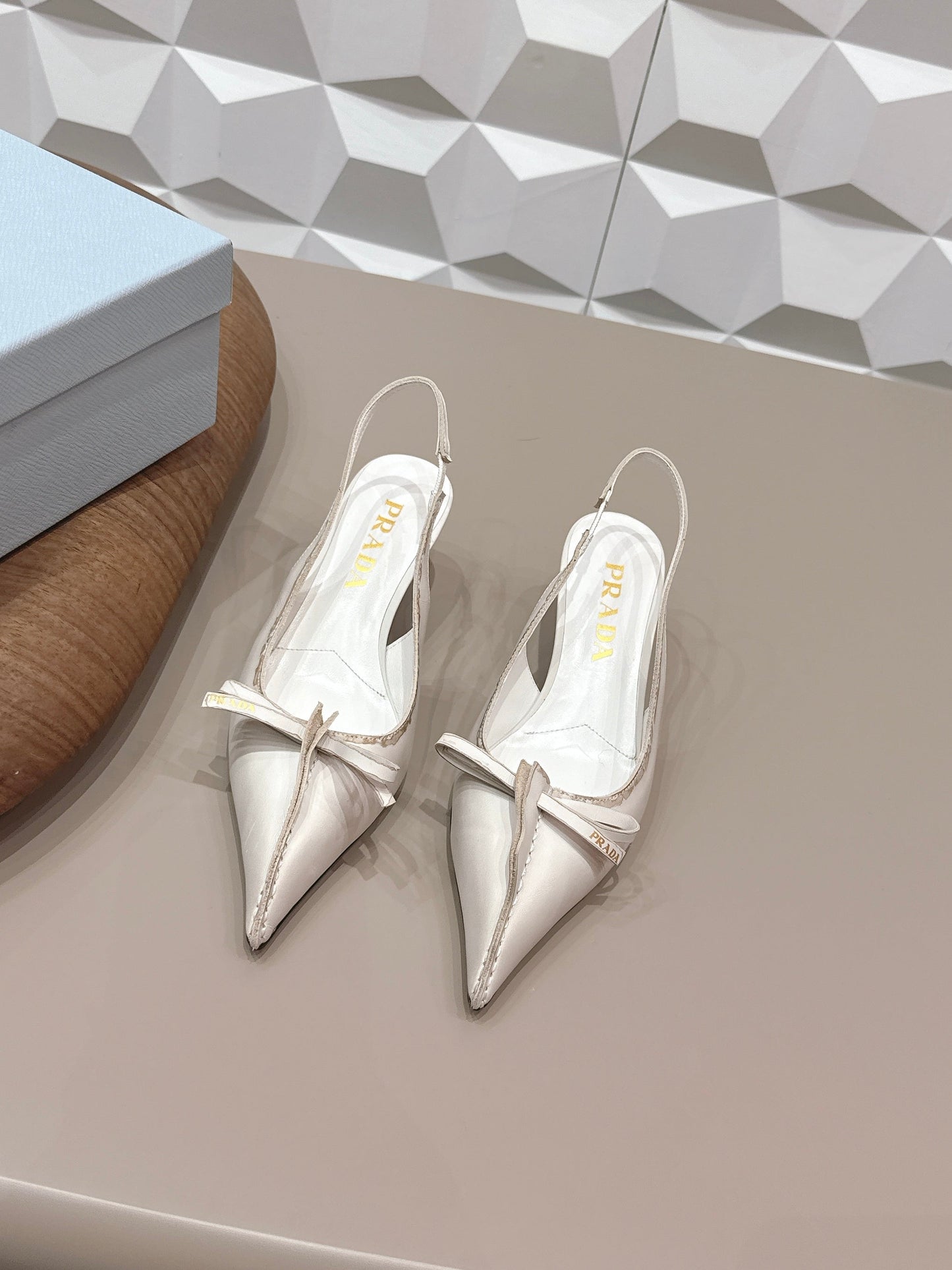 PRADA 26S ГОСТРОНОСІ ТУФЛІ-СЛІНГБЕКИ НА ПІДБОРАХ 55 ММ З КРЕМОВО-БІЛОЇ ТЕЛЯЧОЇ ШКІРИ З БАНТОМ