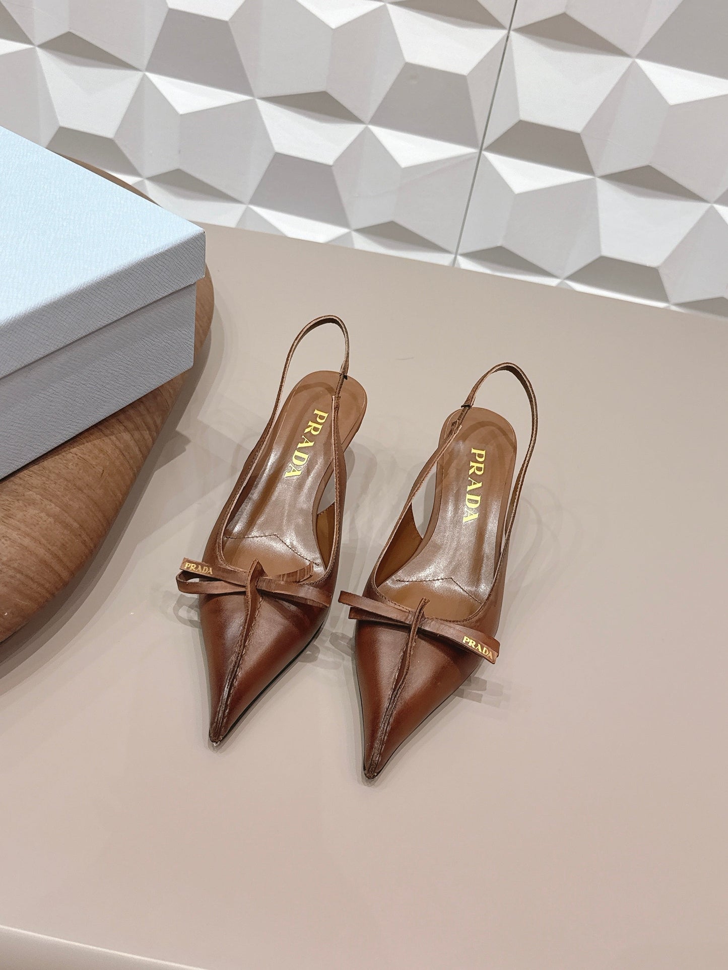 PRADA 26S ГОСТРОНОСІ ТУФЛІ-СЛІНГБЕКИ НА ВИСОКИХ ПІДБОРАХ 55 ММ З КОРИЧНЕВОЇ ТЕЛЯЧОЇ ШКІРИ З БАНТОМ