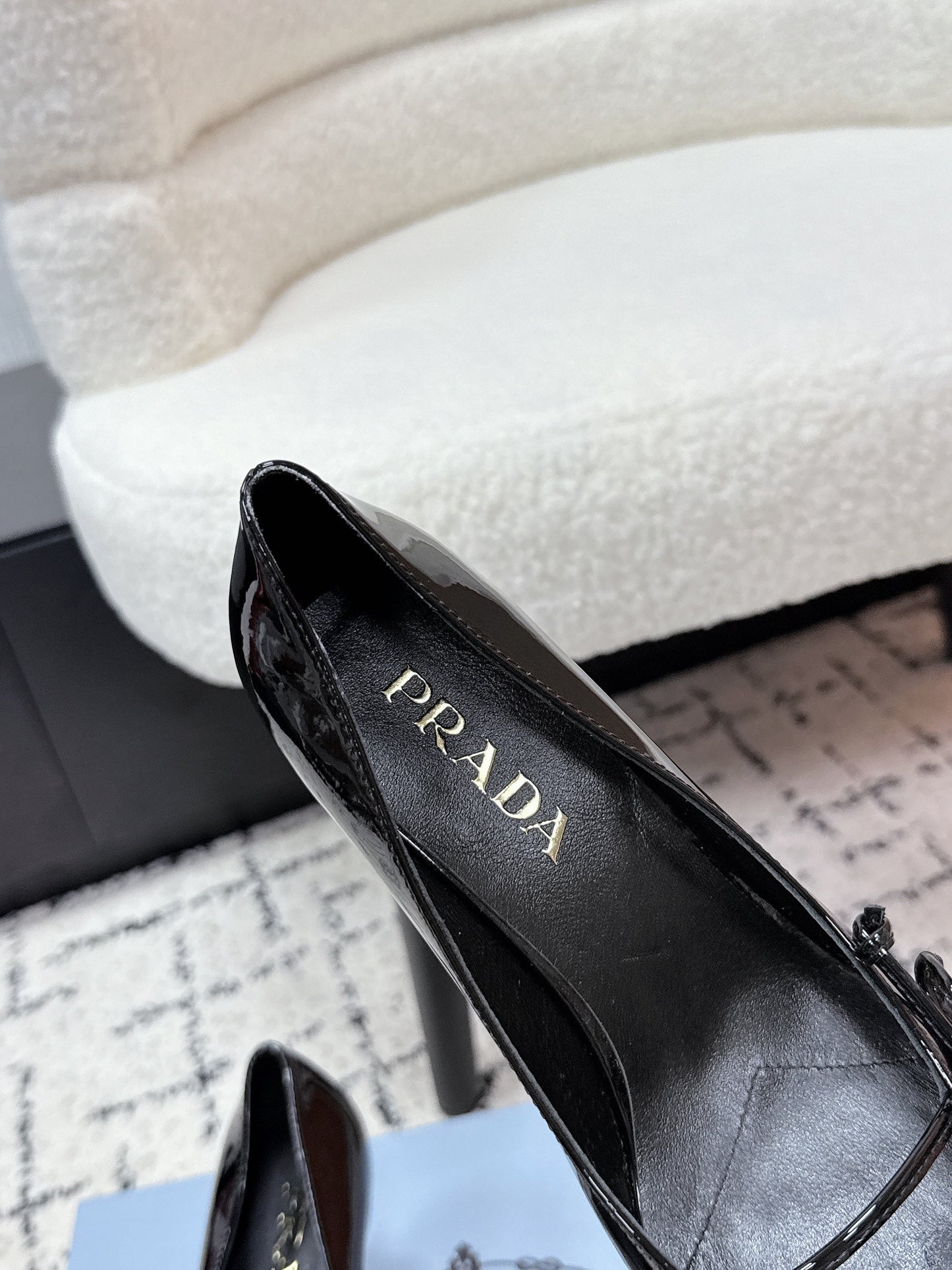 ГОСТРОНОСІ ТУФЛІ-ЧОВНИКИ PRADA 26S НА ПІДБОРАХ 75 ММ З ЧОРНОЇ ЛАКОВАНОЇ ТЕЛЯЧОЇ ШКІРИ