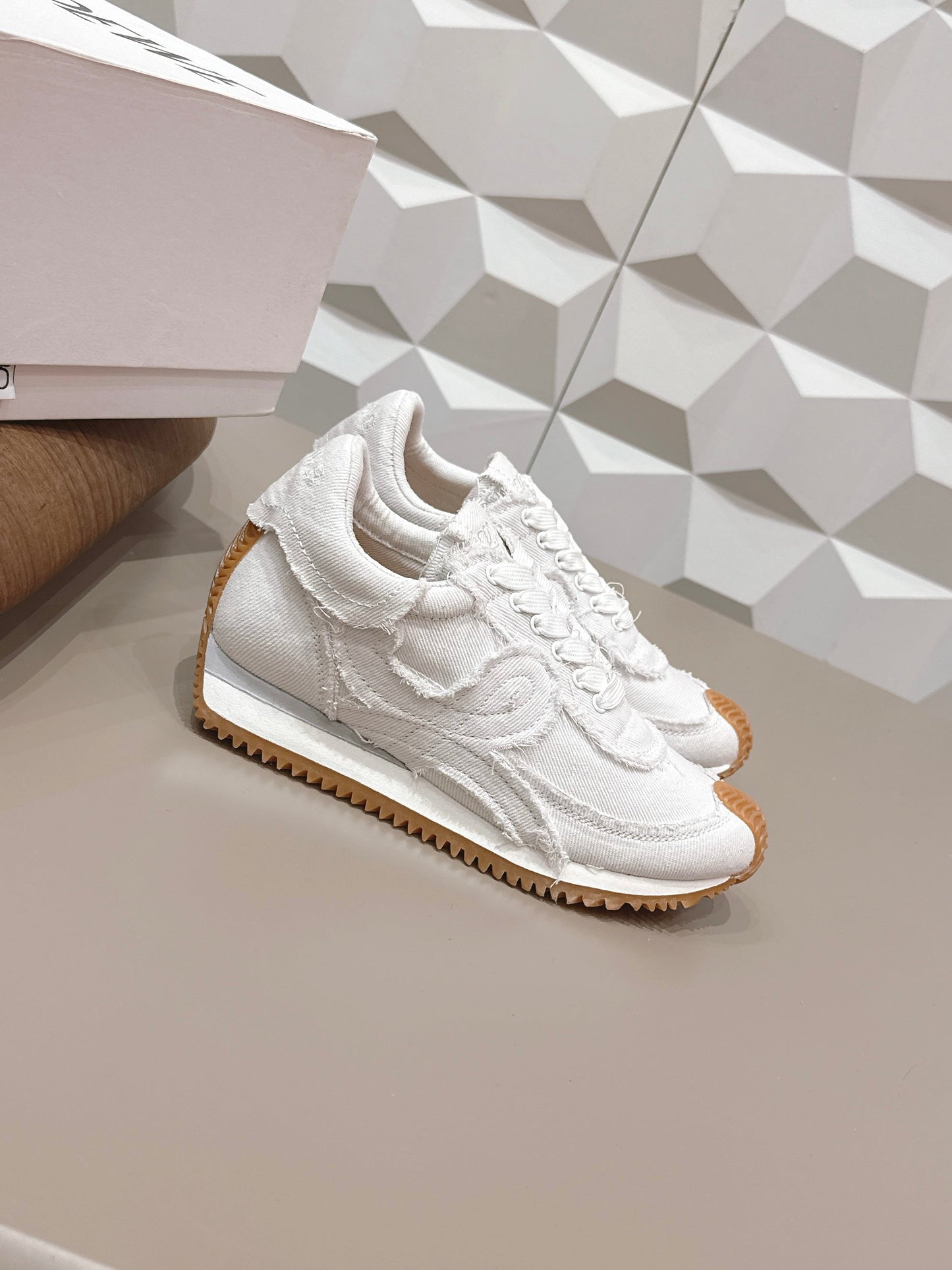 КРОСІВКИ LOEWE 26S FLOW RUNNER З БІЛОГО ДЕНІМУ