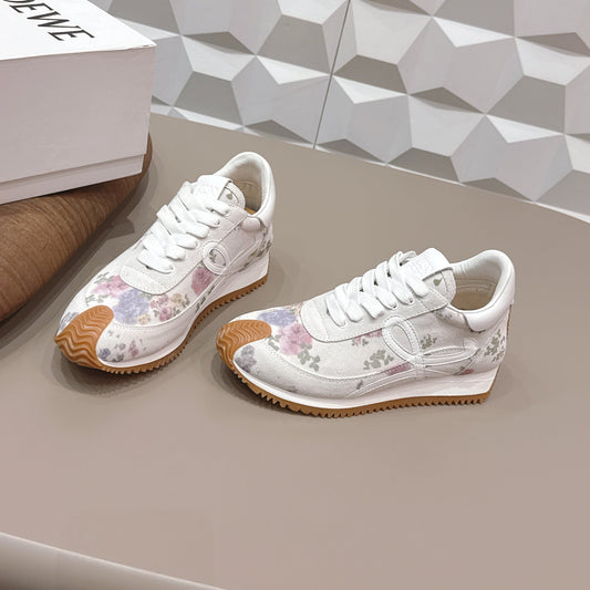 Кросівки LOEWE 26S FLOW RUNNER з білої замші та телячої шкіри з квітковим візерунком