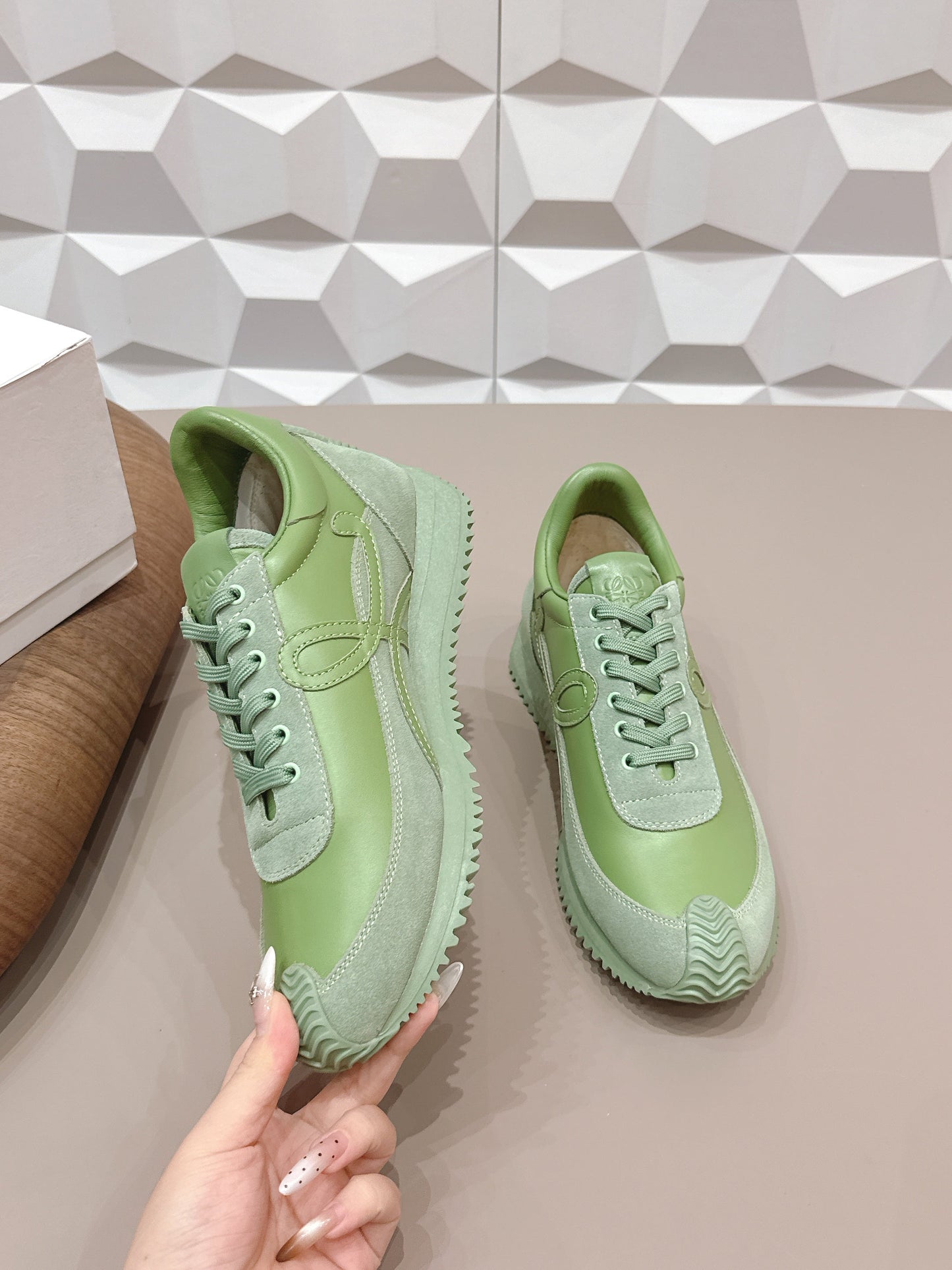 КРОСІВКИ LOEWE 26S FLOW RUNNER З ТЕЛЯЧОЇ ШКІРИ ТА ЗАМШІ КОЛЬОРУ ОЛИВКОВИЙ ЗЕЛЕНИЙ