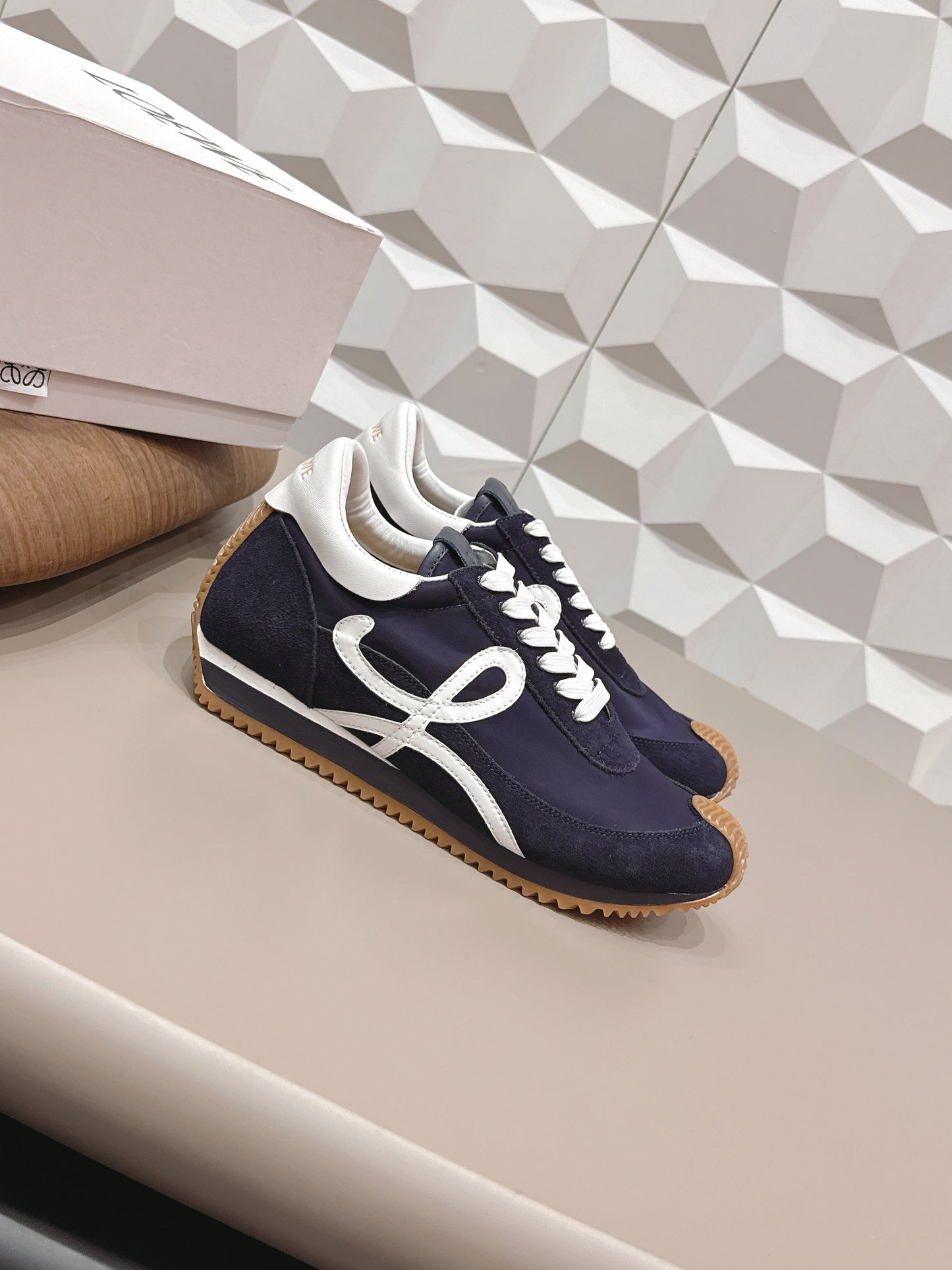 Кросівки LOEWE 26S FLOW RUNNER зі замші темно-синього кольору та білої телячої шкіри