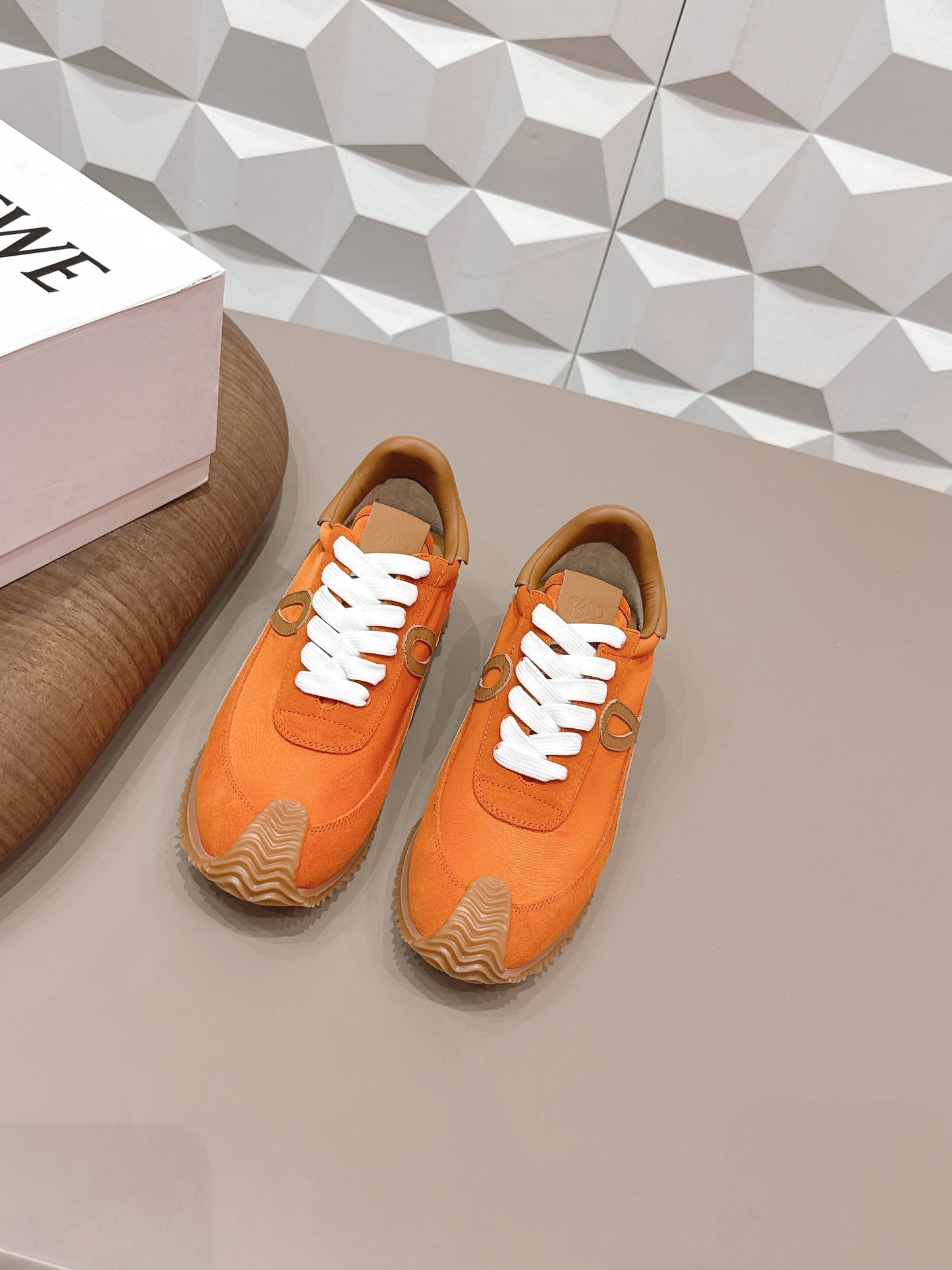 Кросівки LOEWE 26S FLOW RUNNER зі шкіри теляти та замші помаранчевого кольору
