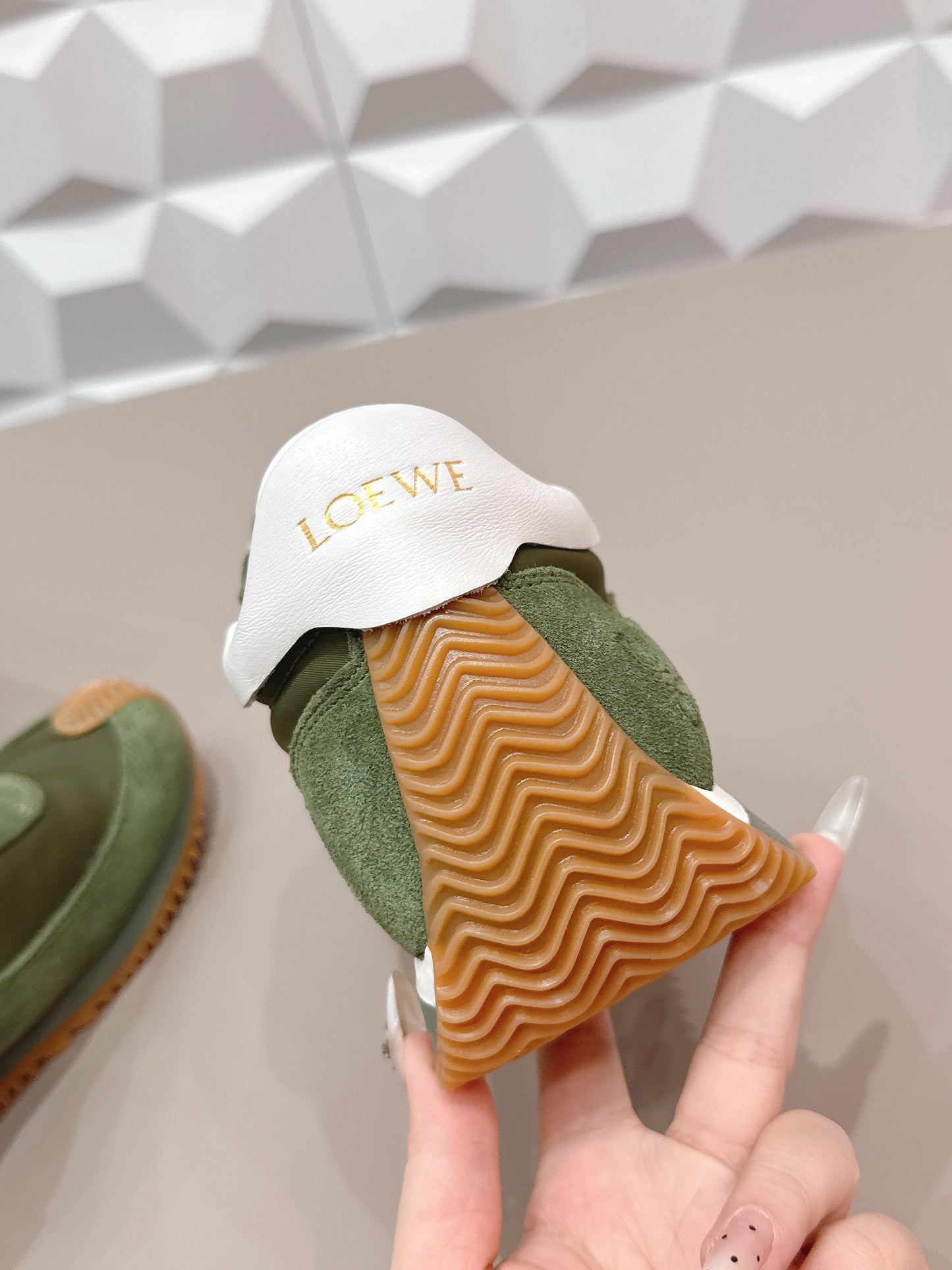 LOEWE 26S FLOW RUNNER СНІКЕРИ З ТЕМНО-ОЛИВКОВОЇ ЗАМШІ ТА БІЛОЇ ТЕЛЯЧОЇ ШКІРИ