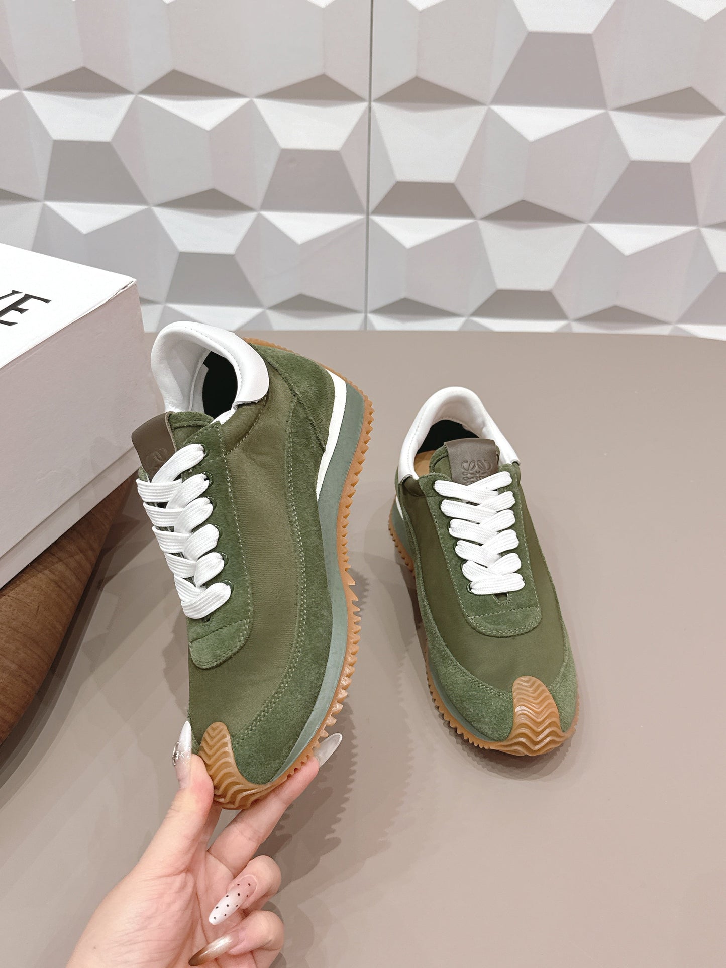 LOEWE 26S FLOW RUNNER СНІКЕРИ З ТЕМНО-ОЛИВКОВОЇ ЗАМШІ ТА БІЛОЇ ТЕЛЯЧОЇ ШКІРИ