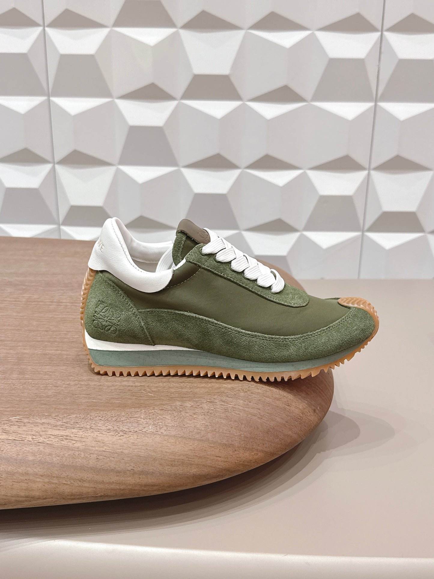 LOEWE 26S FLOW RUNNER СНІКЕРИ З ТЕМНО-ОЛИВКОВОЇ ЗАМШІ ТА БІЛОЇ ТЕЛЯЧОЇ ШКІРИ