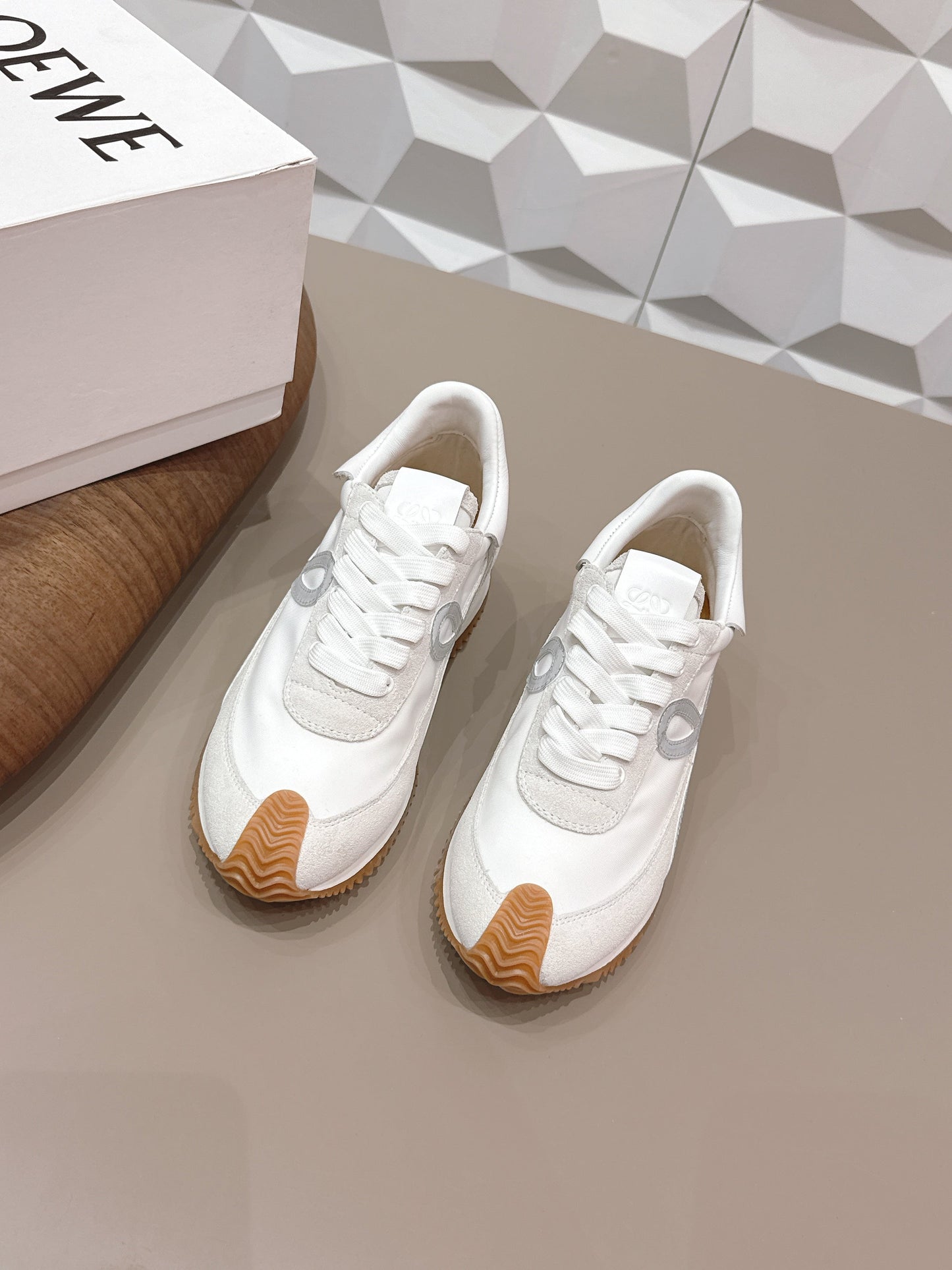 Кросівки LOEWE FLOW RUNNER 26S зі світло-сірої замші та білої телячої шкіри