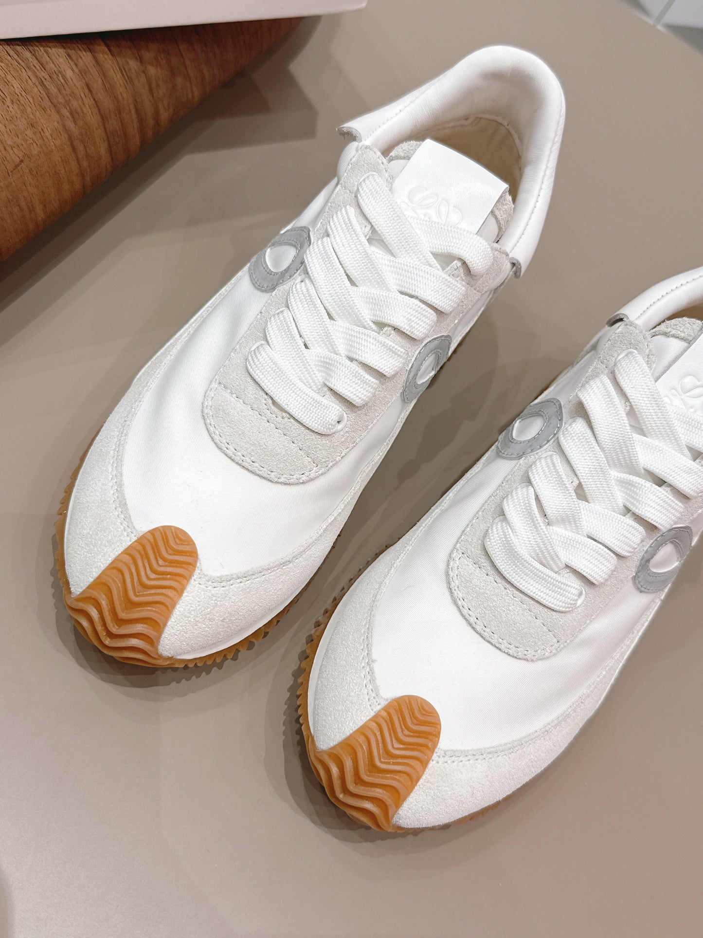 Кросівки LOEWE FLOW RUNNER 26S зі світло-сірої замші та білої телячої шкіри