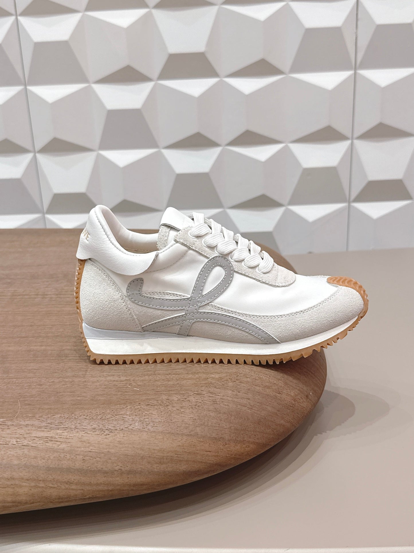 Кросівки LOEWE FLOW RUNNER 26S зі світло-сірої замші та білої телячої шкіри