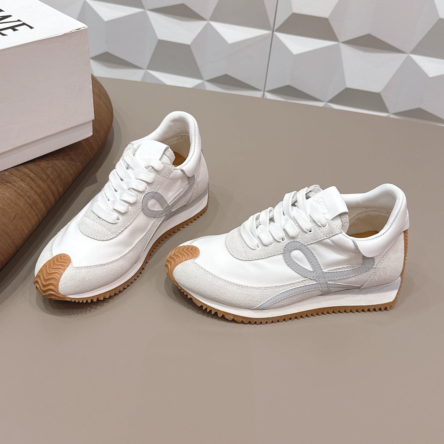 Кросівки LOEWE FLOW RUNNER 26S зі світло-сірої замші та білої телячої шкіри