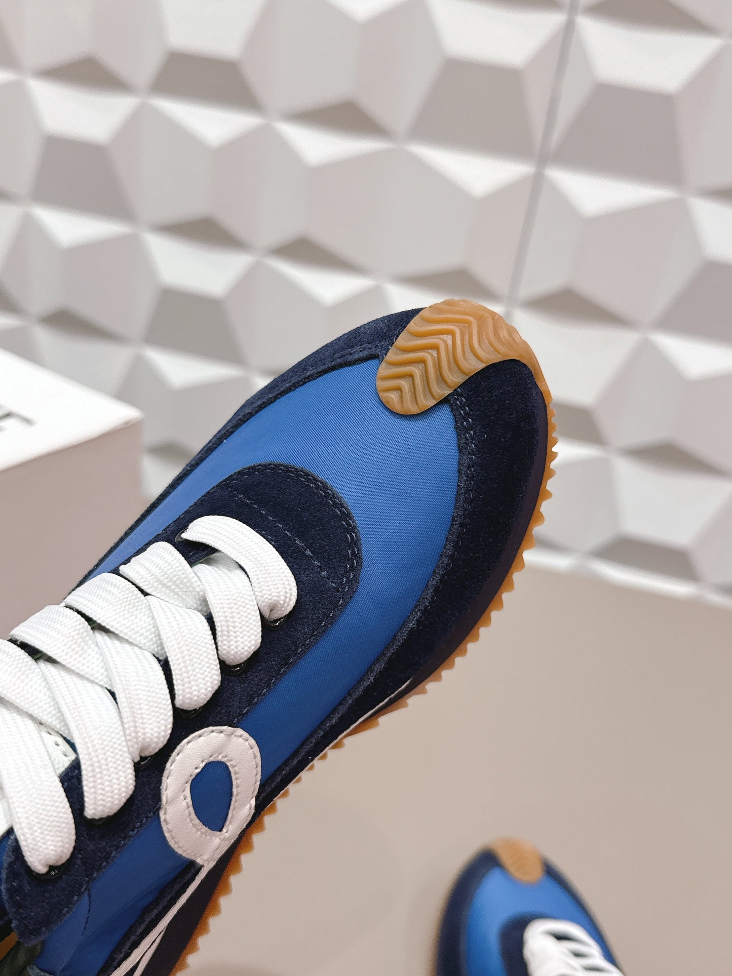 LOEWE 26S КРОСІВКИ FLOW RUNNER З СИНЬОЇ ЗАМШІ ТА ТЕЛЯЧОЇ ШКІРИ