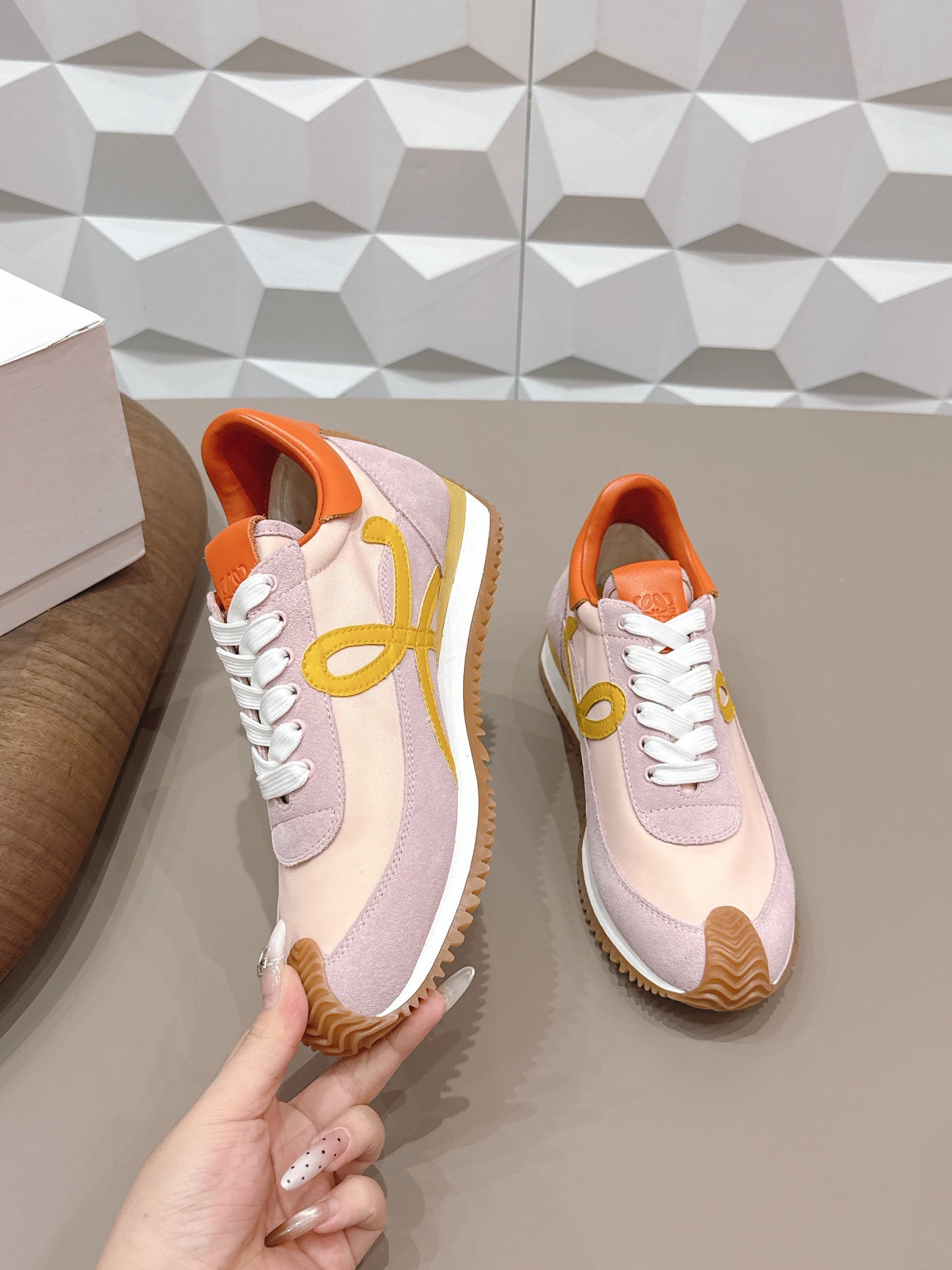 КРОСІВКИ LOEWE 26S FLOW RUNNER ЗІ СВІТЛО-РОЖЕВОЇ ЗАМШІ ТА ПОМАРАНЧЕВОЇ ТЕЛЯЧОЇ ШКІРИ