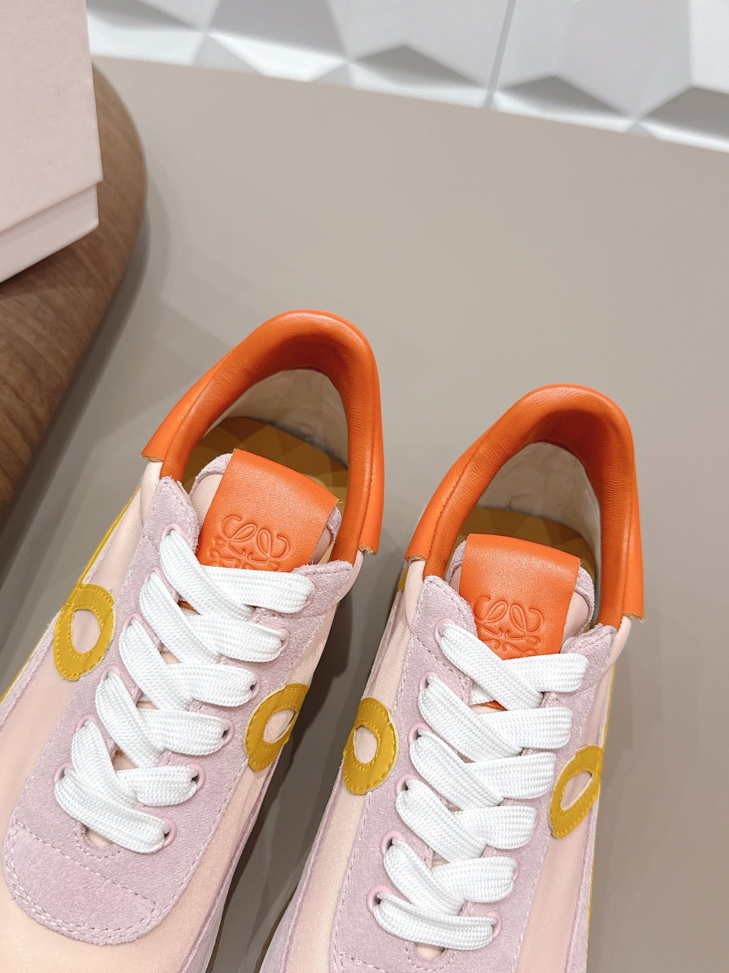 КРОСІВКИ LOEWE 26S FLOW RUNNER ЗІ СВІТЛО-РОЖЕВОЇ ЗАМШІ ТА ПОМАРАНЧЕВОЇ ТЕЛЯЧОЇ ШКІРИ