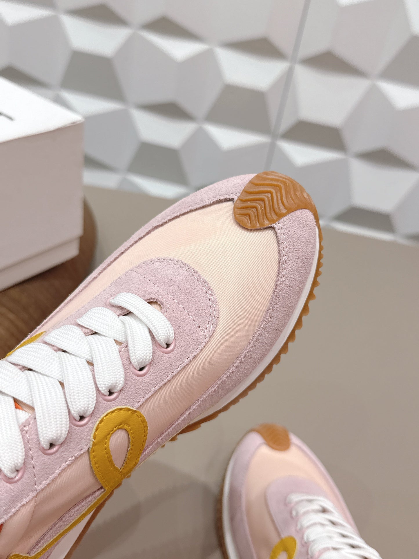 КРОСІВКИ LOEWE 26S FLOW RUNNER ЗІ СВІТЛО-РОЖЕВОЇ ЗАМШІ ТА ПОМАРАНЧЕВОЇ ТЕЛЯЧОЇ ШКІРИ